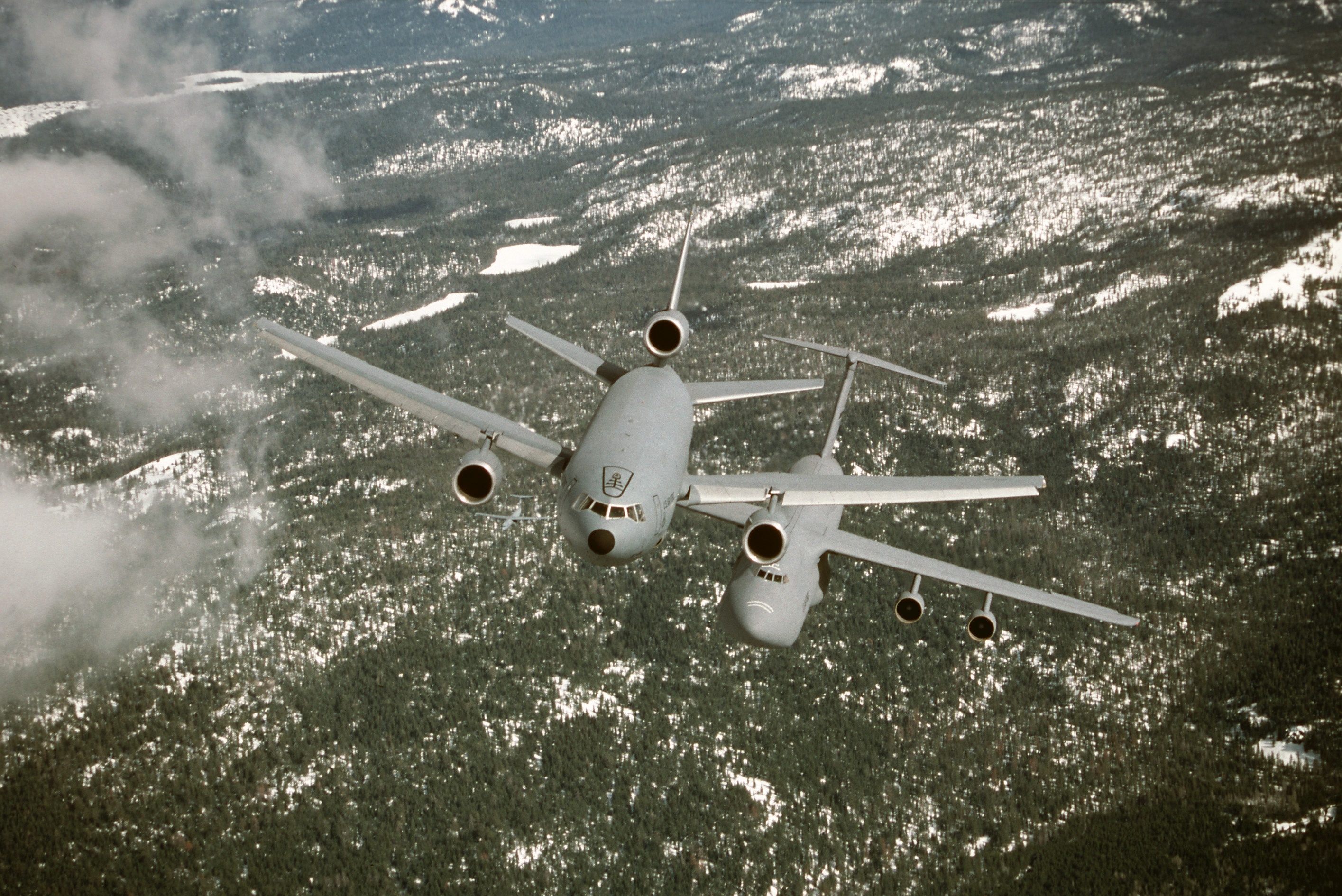 KC-10 Extender, Fueling the Fight, KC-135 Refuelers, Travis Air Force Base, 2830x1890 HD Desktop