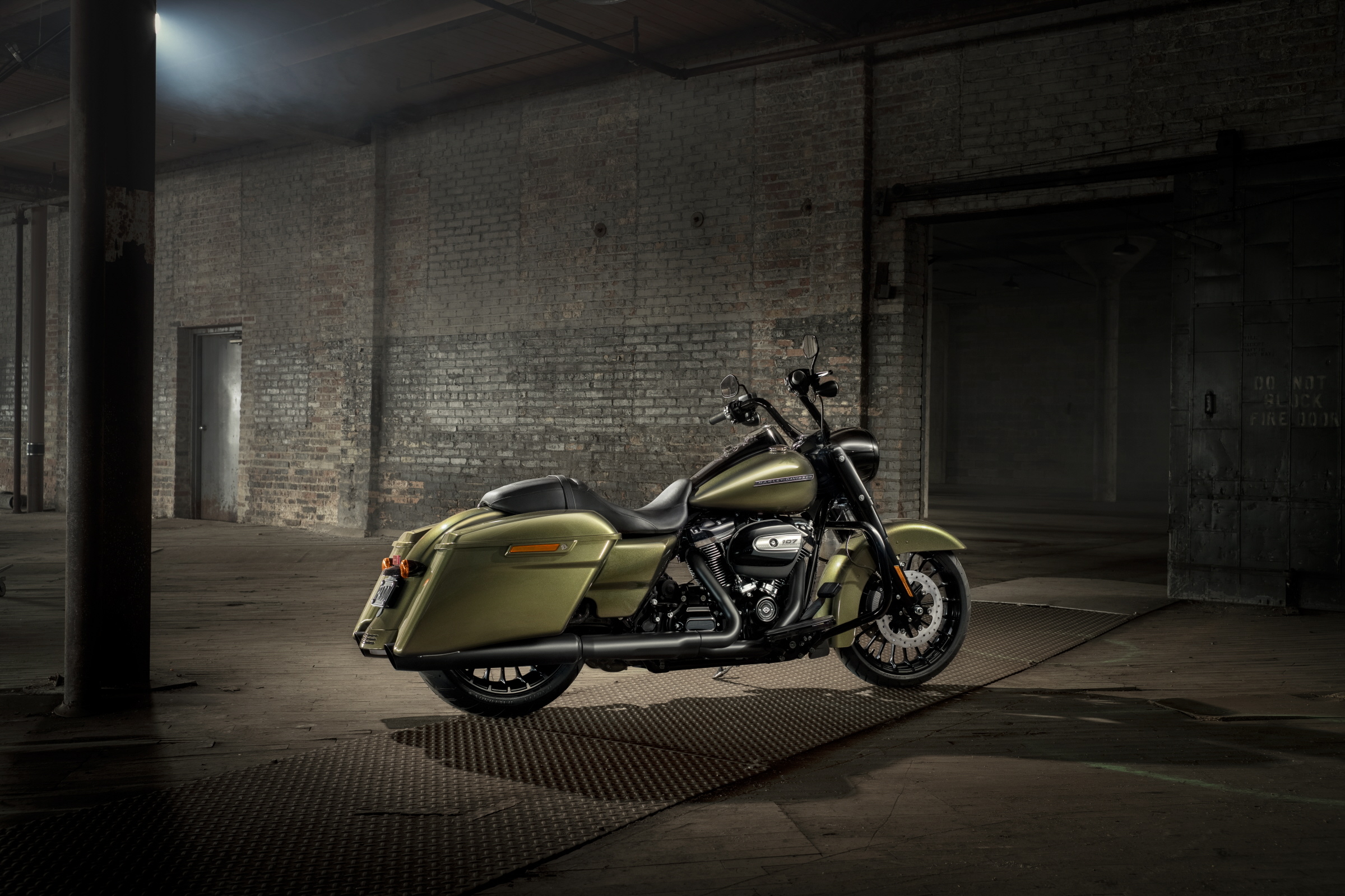 Harley-Davidson Road King, 20 wallpapers, backgrounds, 2400x1600 HD Desktop