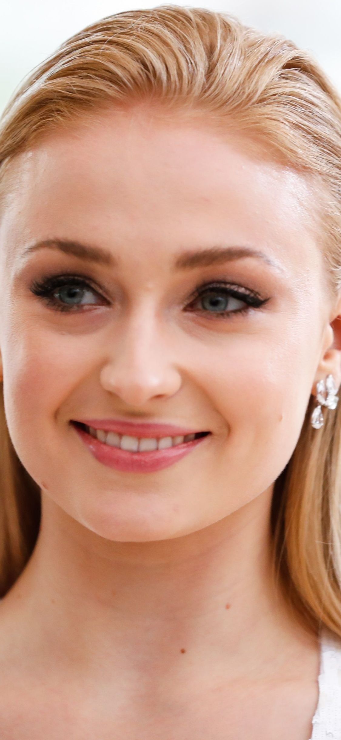 Sophie Turner: Daughter-in-law of Kevin Jonas Sr. and Denise Jonas. 1130x2440 HD Background.