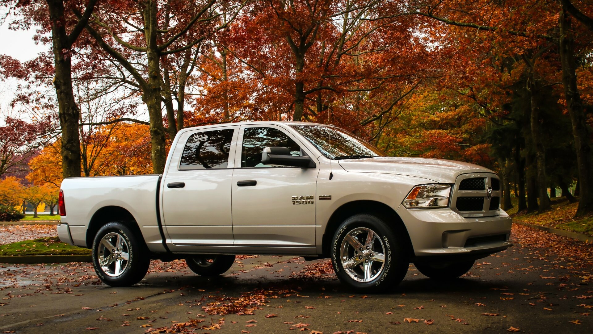 Ram Pickup: Dodge 1500 model, The Hemi GTX package was introduced in 2004. 1920x1090 HD Background.