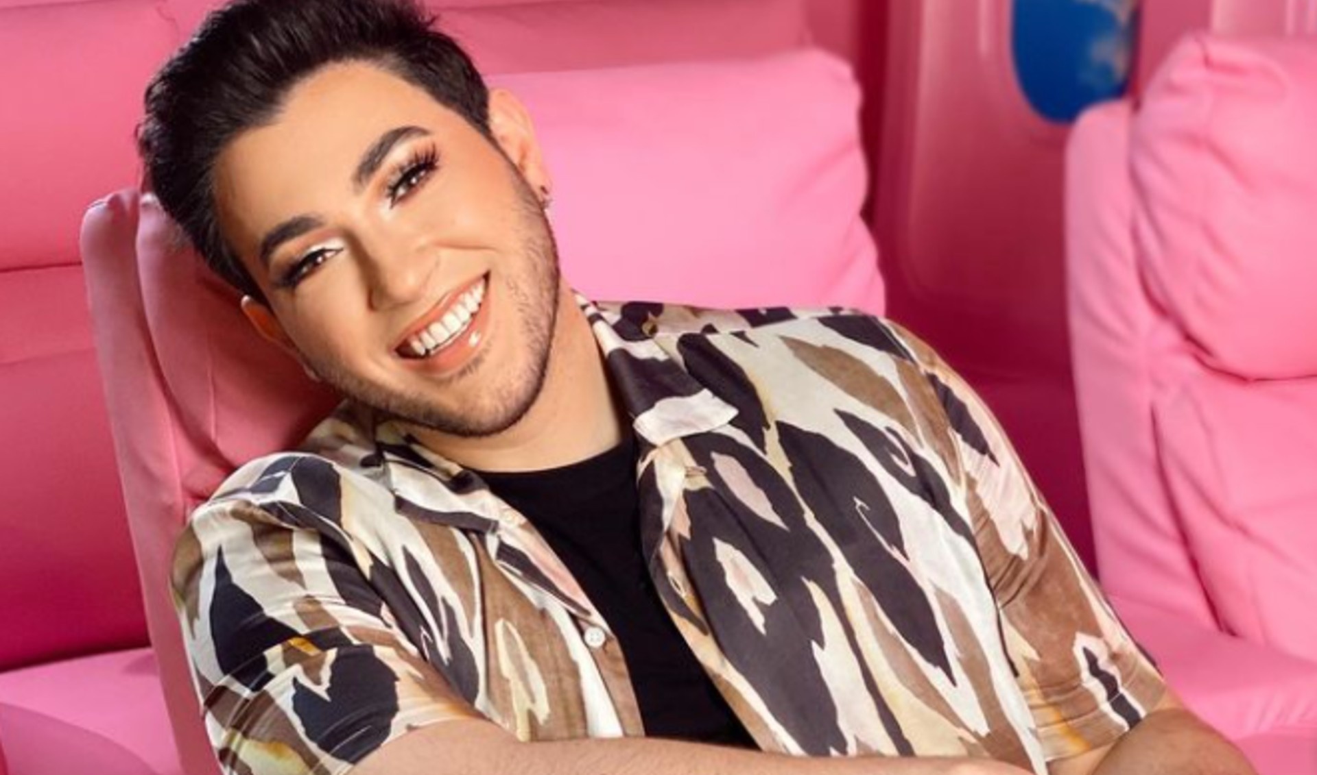 Manny MUA, Trailblazing YouTube star, Beauty icon recognition, Tubefilter feature, 1920x1140 HD Desktop