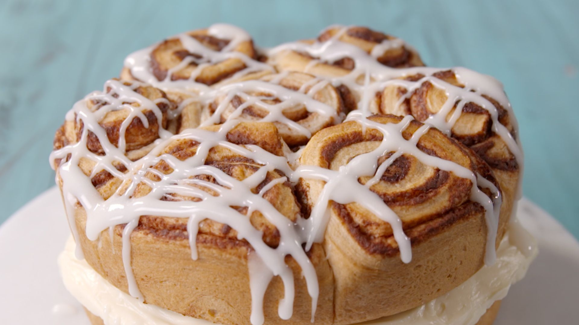 Cinnamon roll: Served warm, The heat helps to enhance the flavors. 1920x1080 Full HD Wallpaper.
