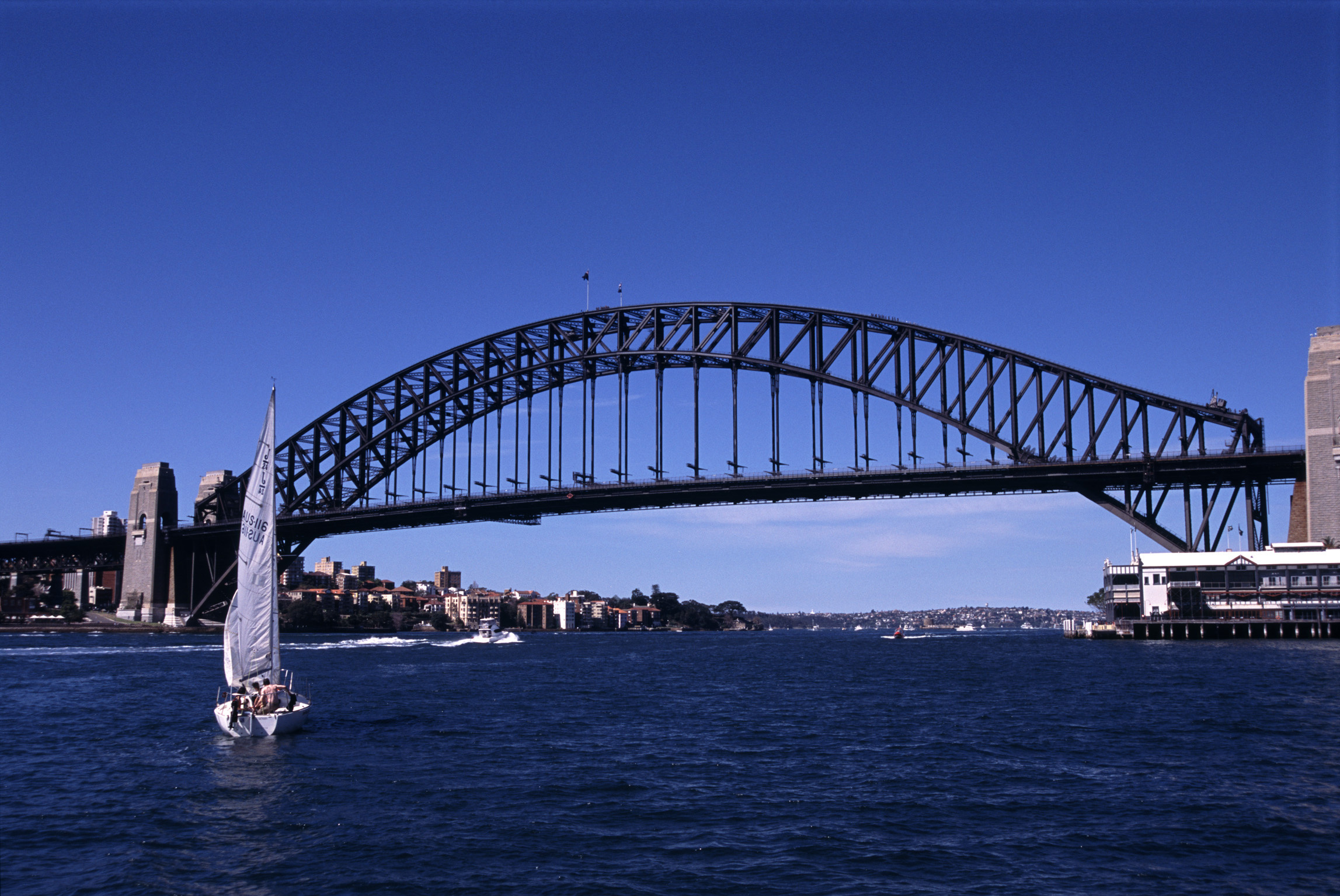 Segelboot unter der Sydney Harbour Bridge, 2300x1540 HD Desktop