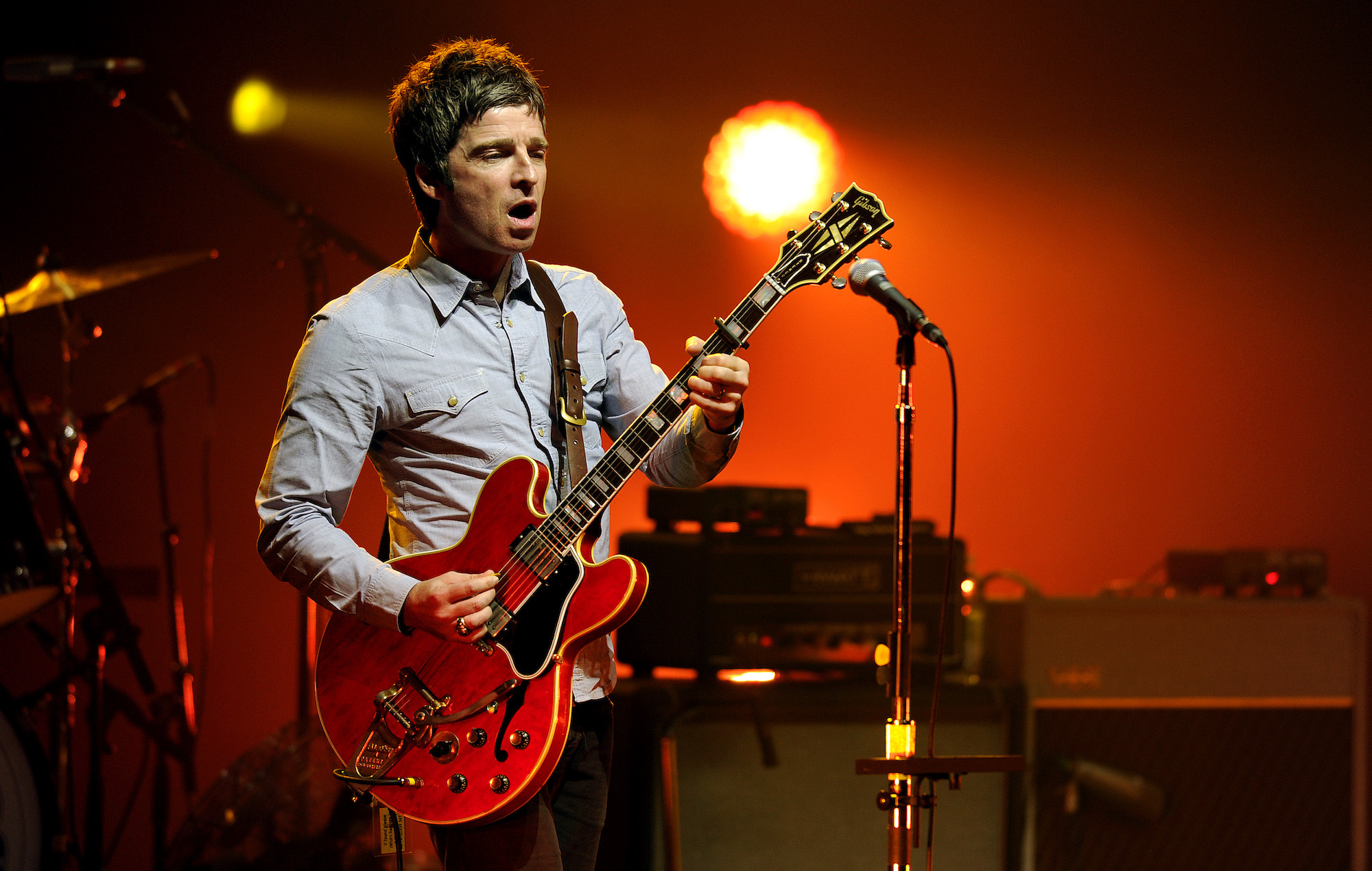 Noel Gallagher, Custom Gibson guitars, Musical instruments, 2000x1270 HD Desktop