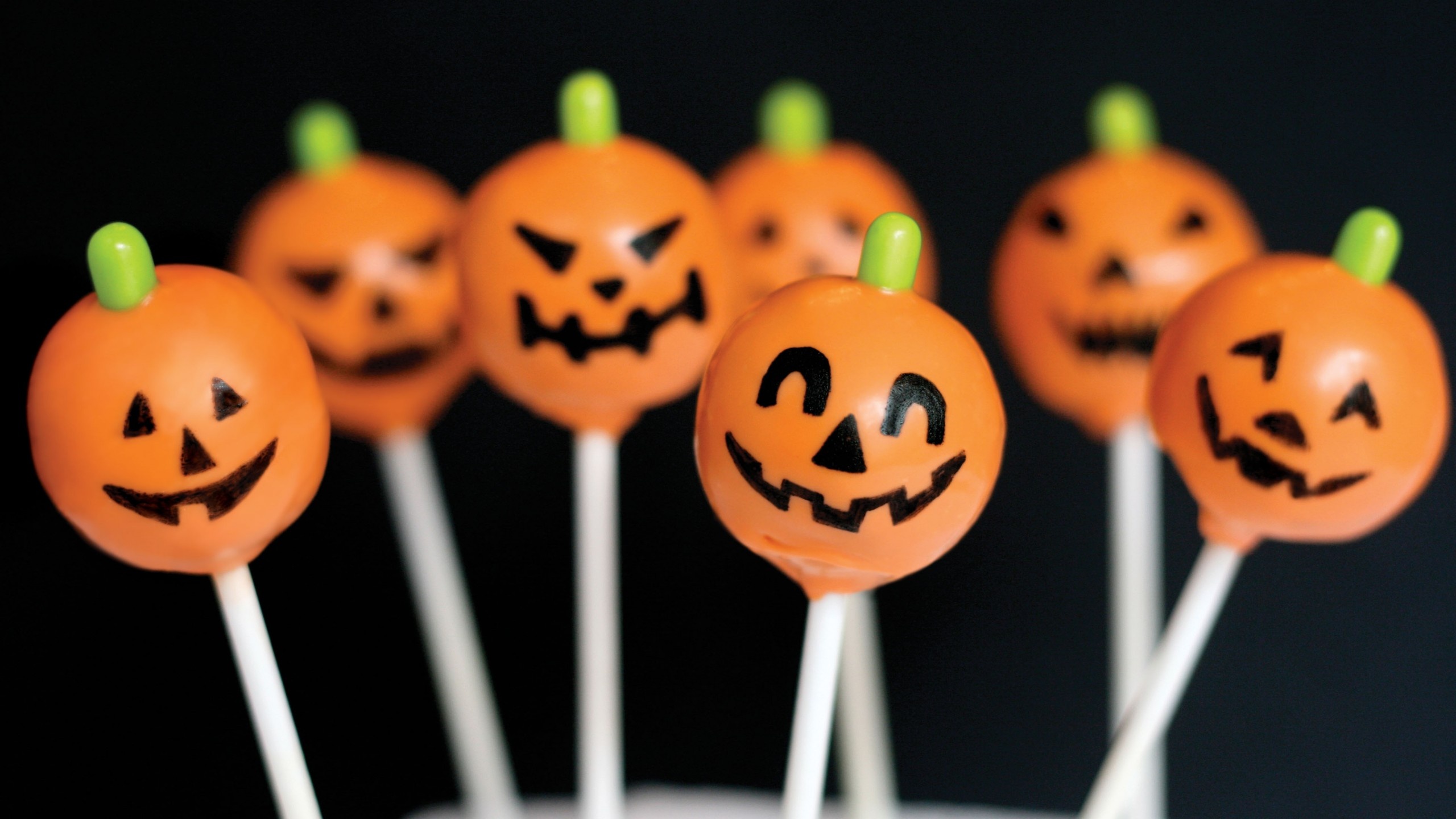 Halloween Candy, All Hallows Eve, Pumpkin treats, Festive table, 2560x1440 HD Desktop