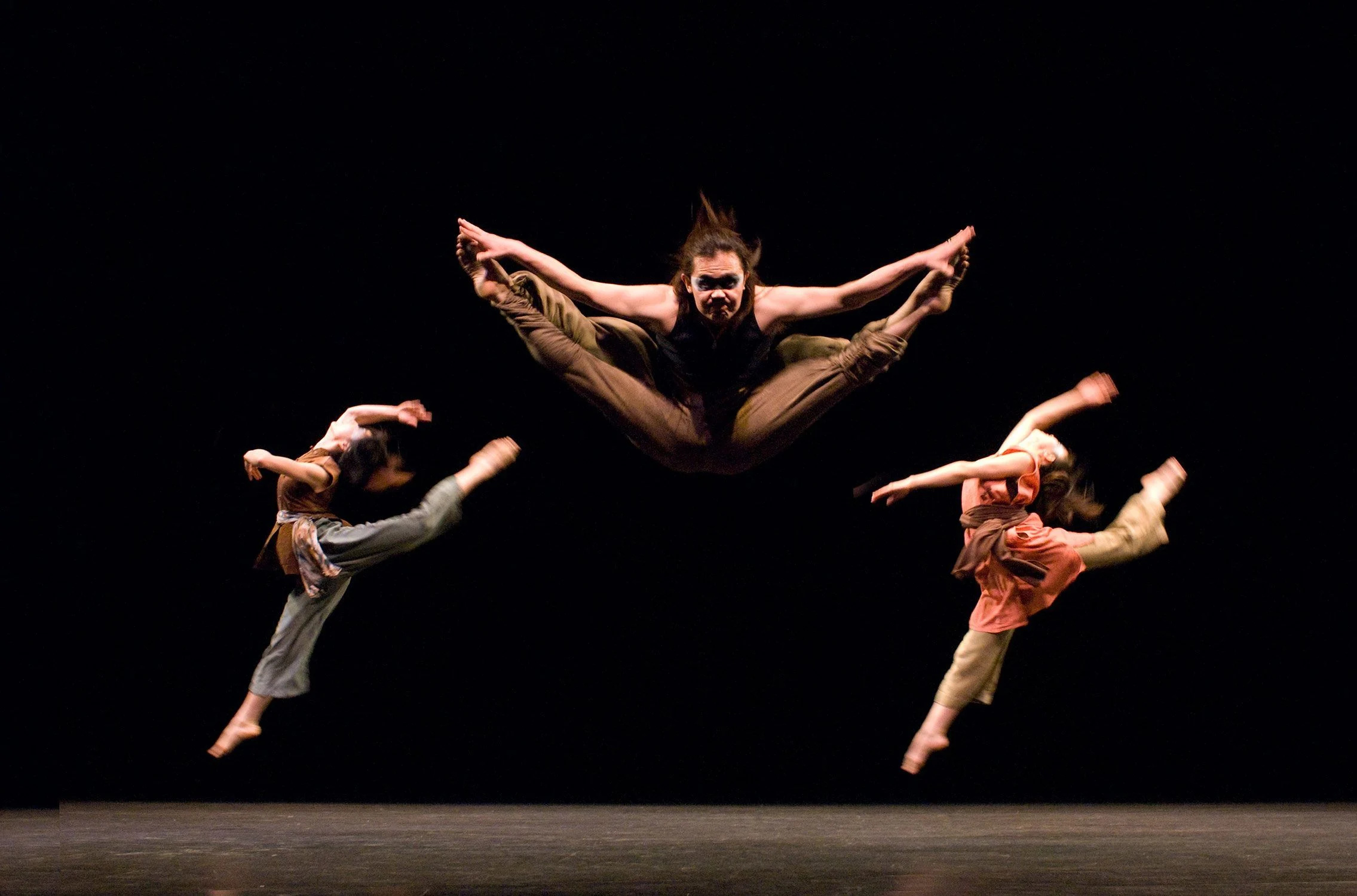 Contemporary Dance: Blending elements of multiple dance styles, Expression, Dance moves. 2280x1500 HD Wallpaper.