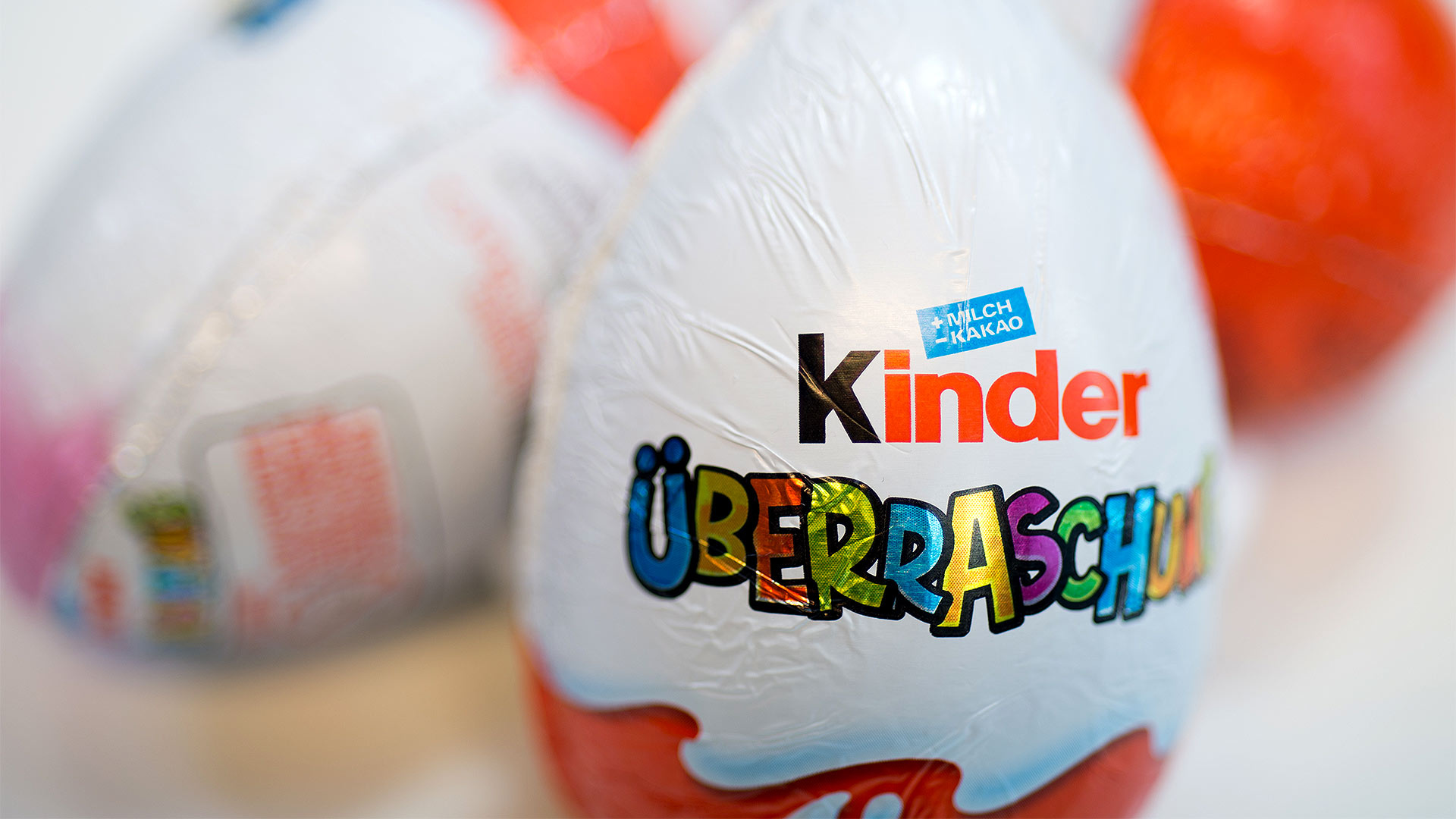 Kinder (Brand): The German version of the first Surprise logo, The iconic chocolate egg. 1920x1080 Full HD Background.