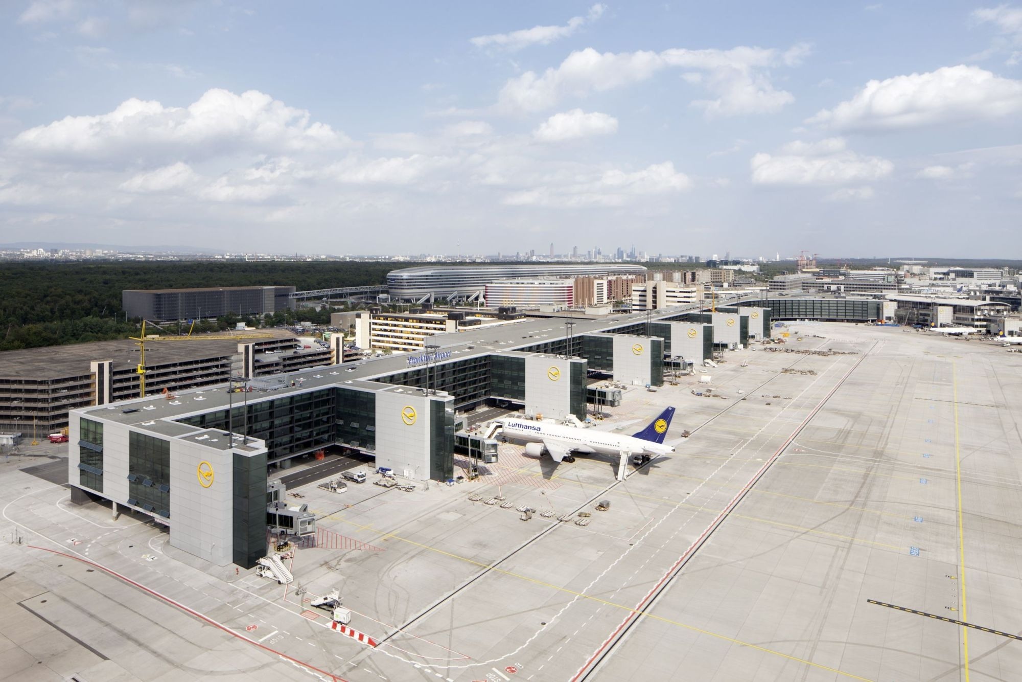 Frankfurt Airport Travels, Modern infrastructure, International connectivity, Efficient operations, 2000x1340 HD Desktop