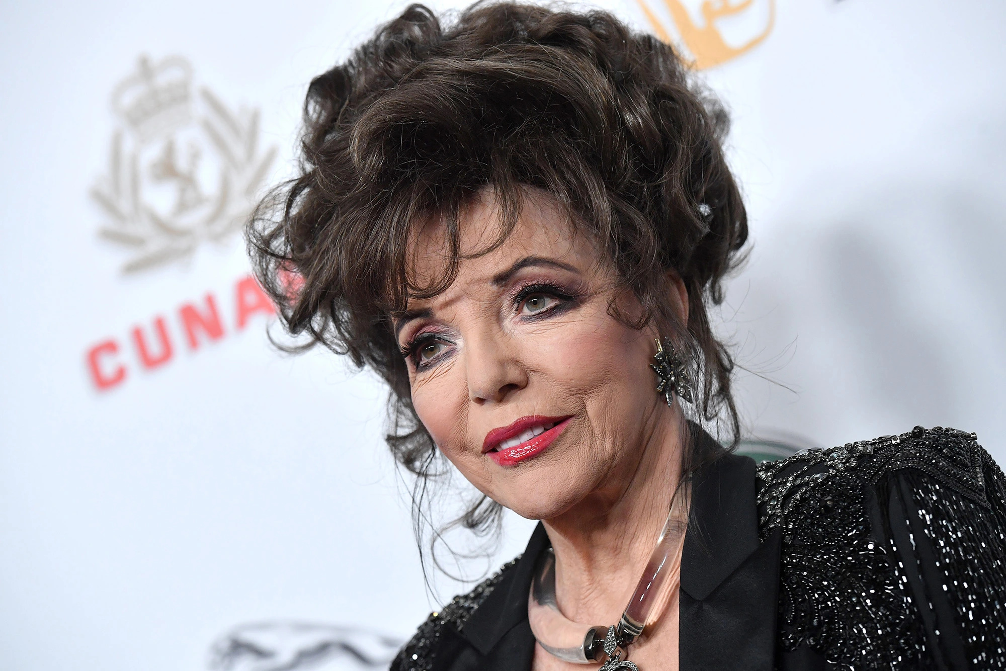 Joan Collins Movies, Fire incident, London apartment, Iconic actress, 2000x1340 HD Desktop