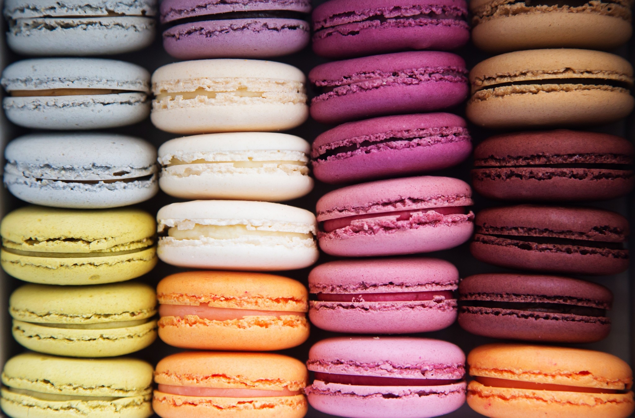 Macaron: Sandwich cookies, rounded with an average of 3 to 5 cm in diameter. 2050x1350 HD Background.