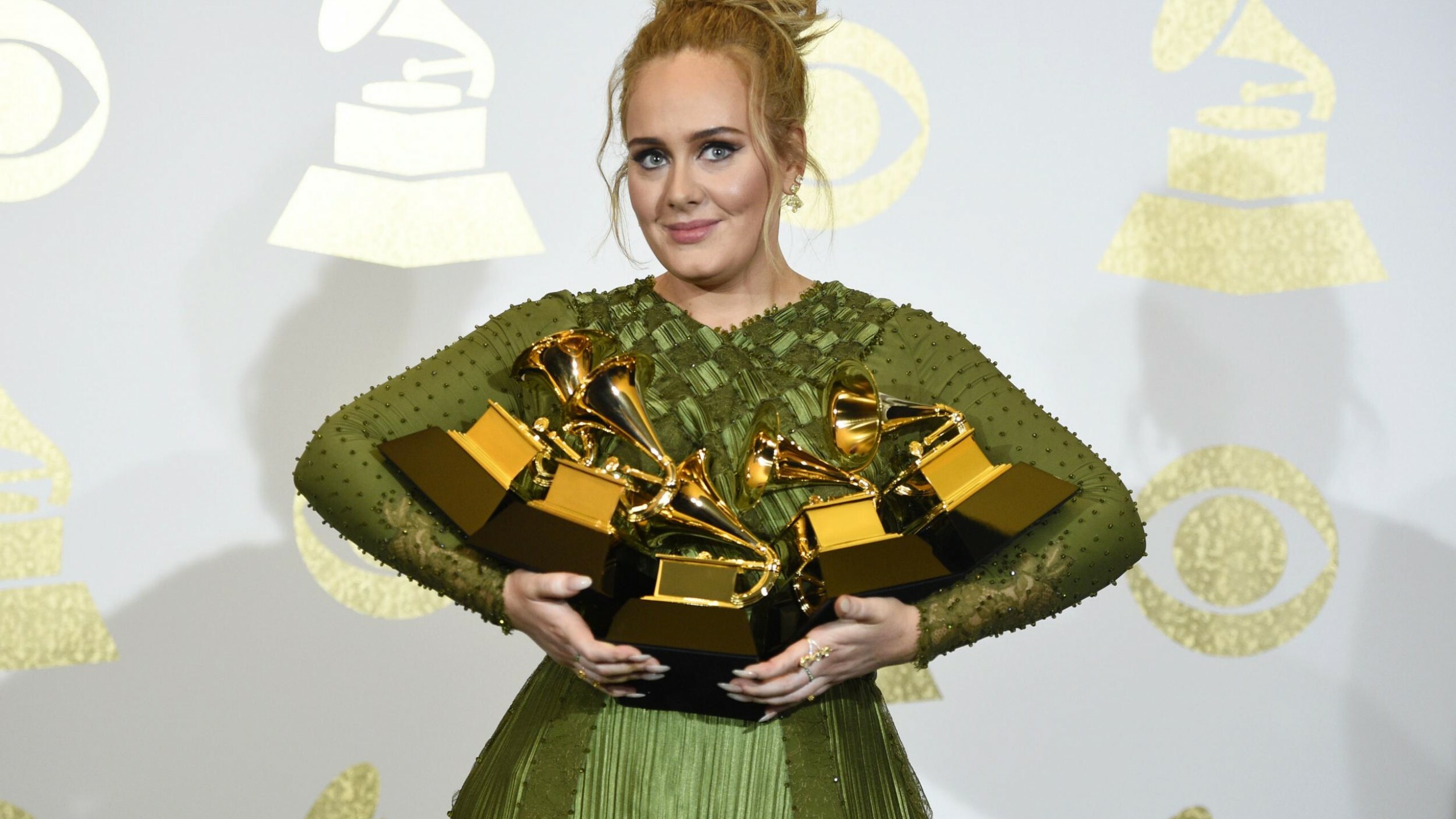 Grammys 2017, Adele's dress, Celebrity fashion, Wallpaper, 2560x1440 HD Desktop