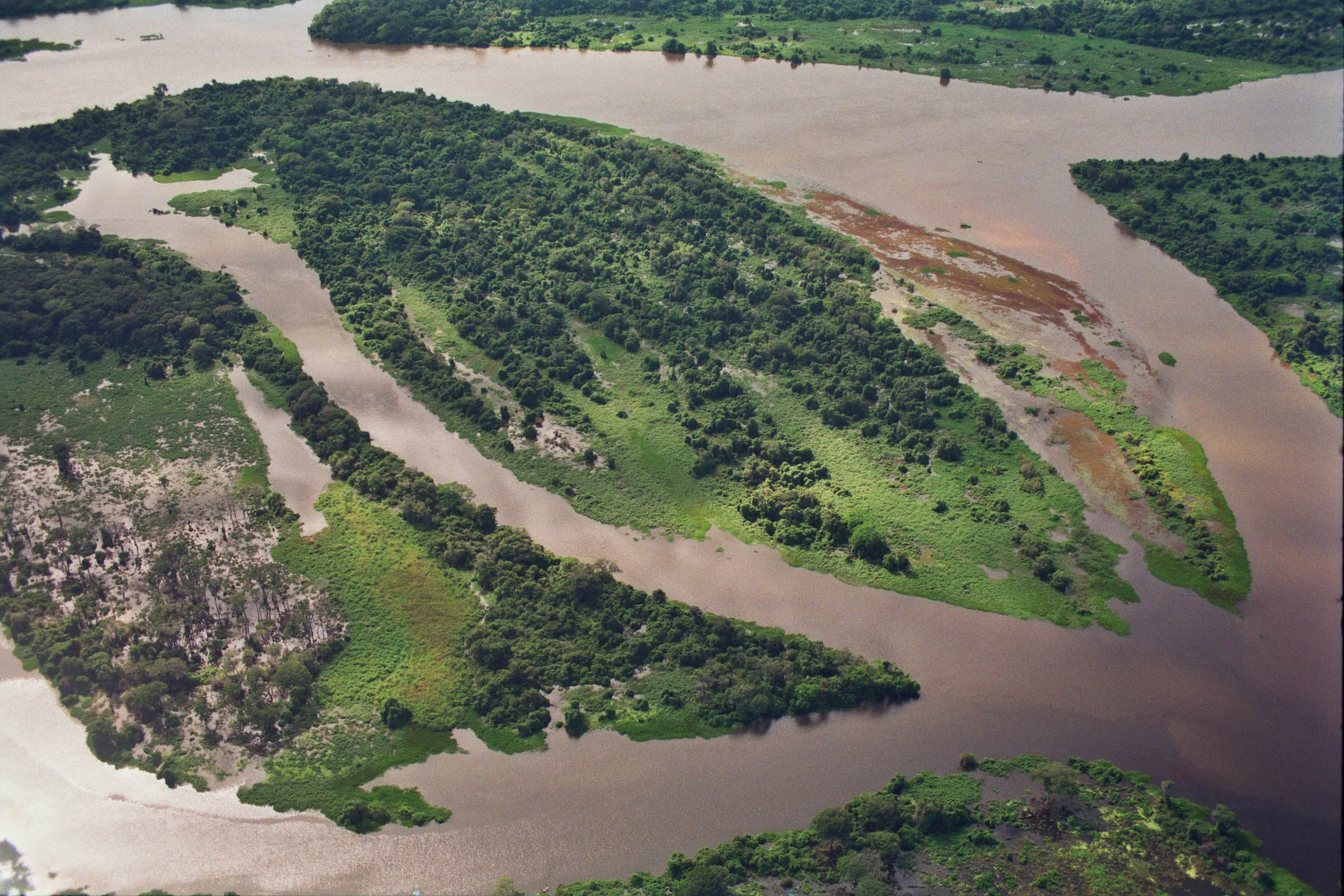 Parana River, Water transportation, International river route, Paraguay's trade lifeline, 2400x1600 HD Desktop