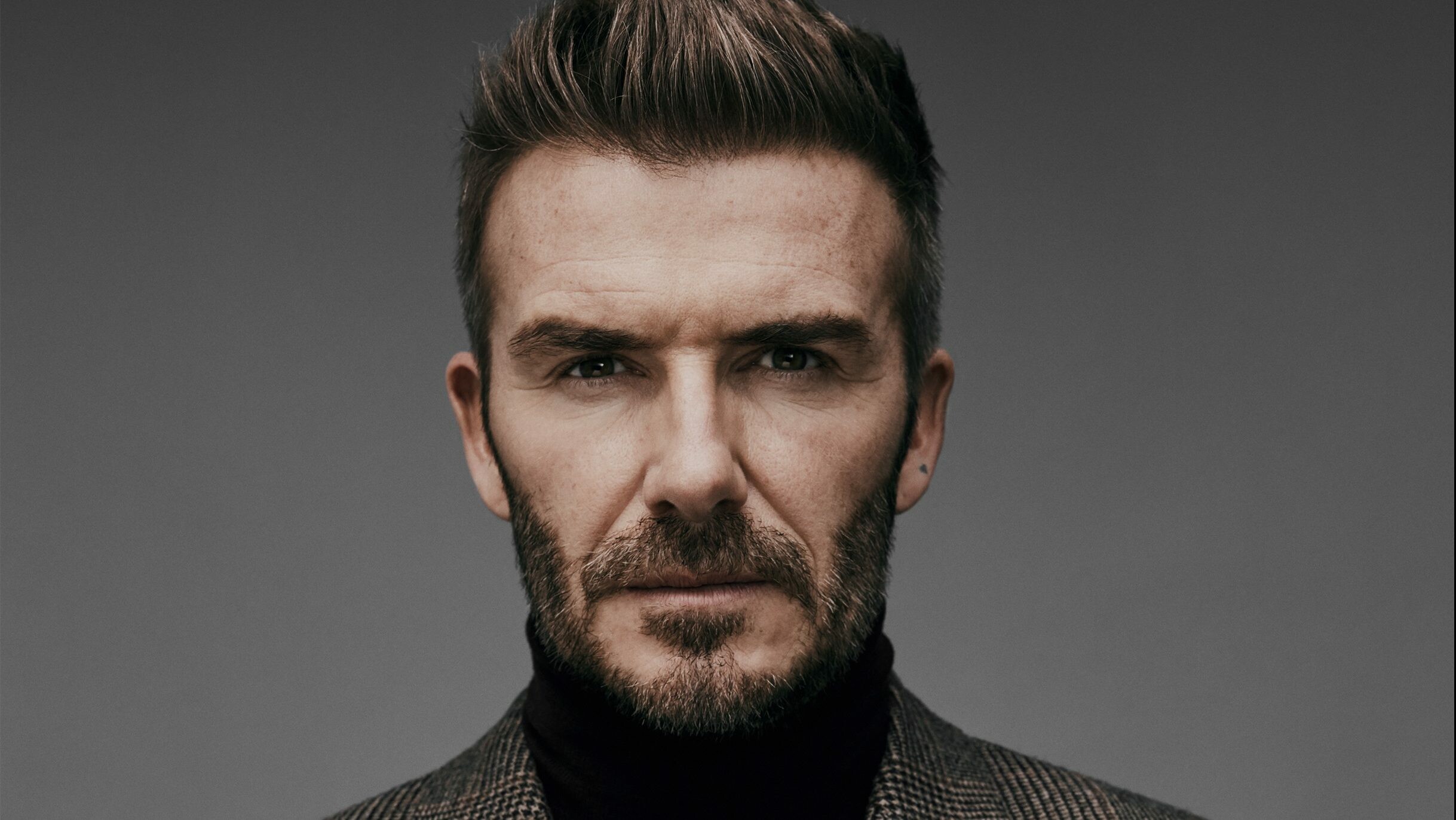 David Beckham: Has signed for Manchester United as a trainee on 8 July 1991. 2440x1380 HD Background.