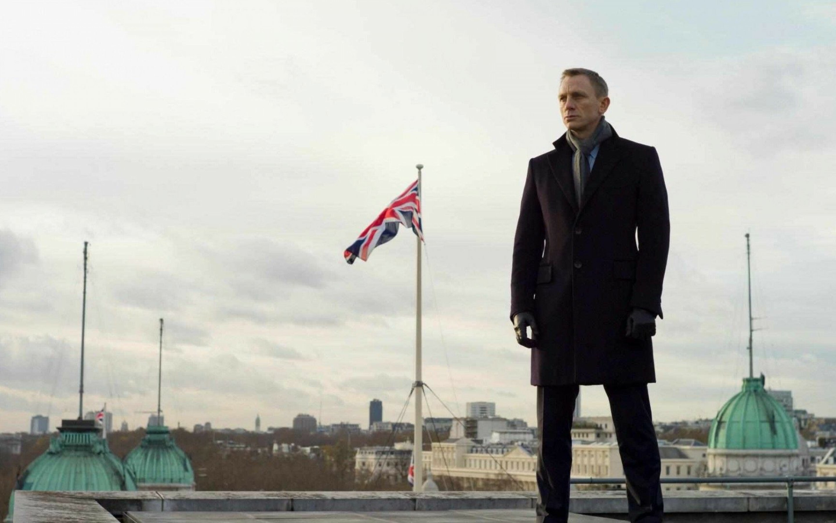 James Bond: Daniel Craig, A British secret agent working for MI6 under the codename 007. 2880x1800 HD Background.