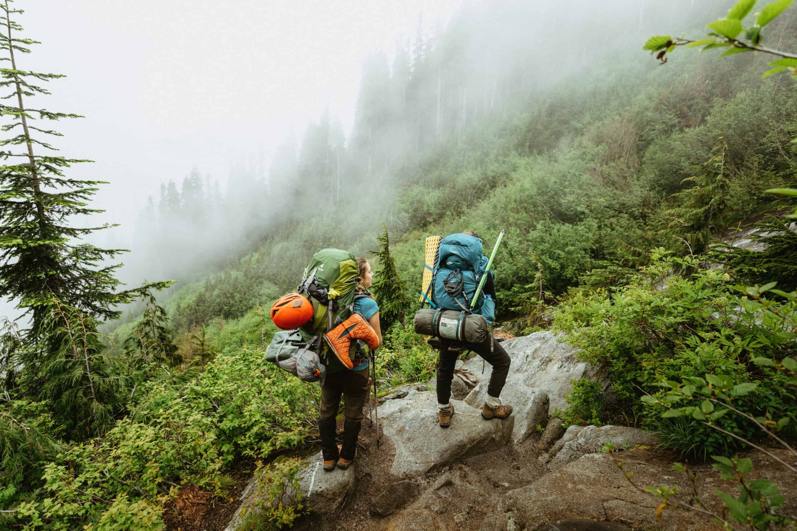 Backpacking: Hiking in the foggy mountains during a trip to the Washington State National Park. 2560x1710 HD Background.