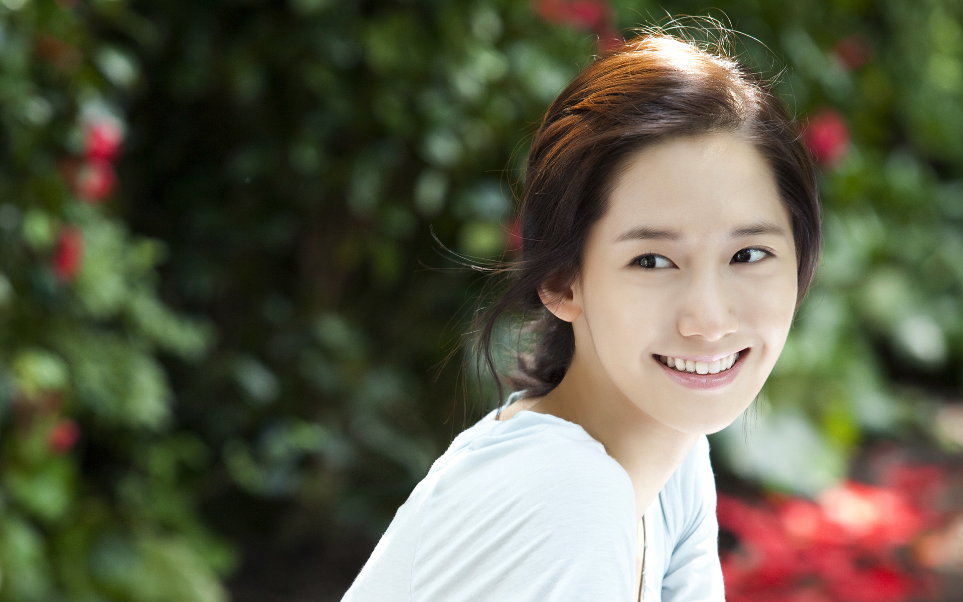 Im Yoon-ah, Enchanting wallpapers, Captivating smile, K-pop star, 1920x1200 HD Desktop