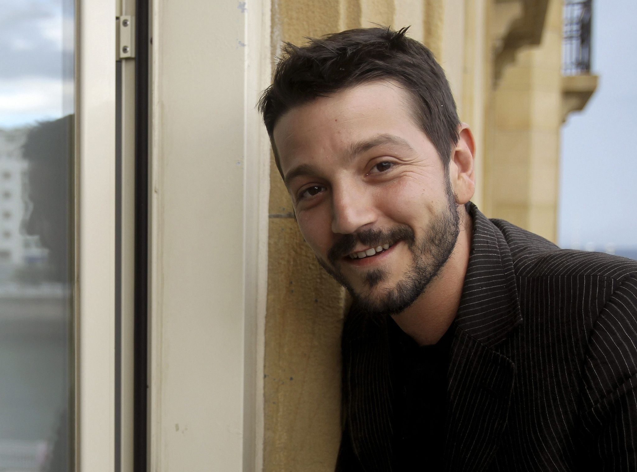 Diego Luna: Mexican Telenovelas Star, Director Of The Biopic 'Cesar Chavez'. 2050x1520 HD Background.