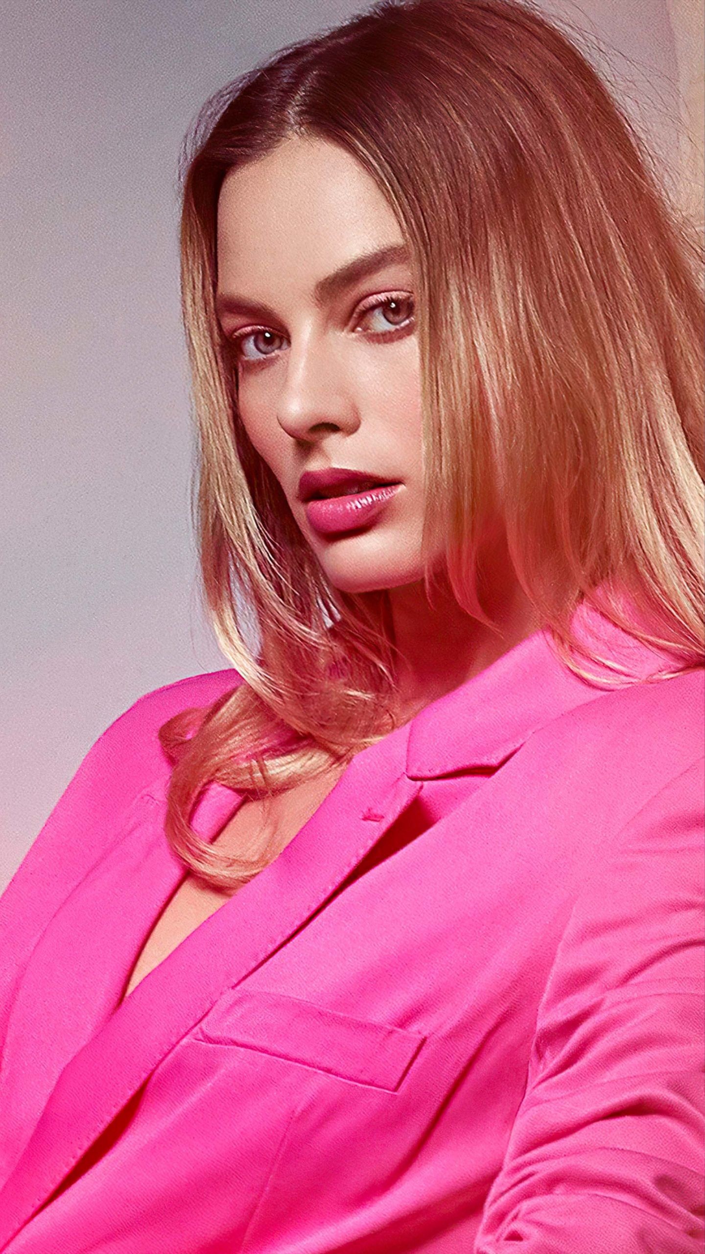 Margot Robbie: Known for her role as Donna Freedman on the soap opera Neighbours, which earned her two Logie Award nominations. 1440x2560 HD Background.