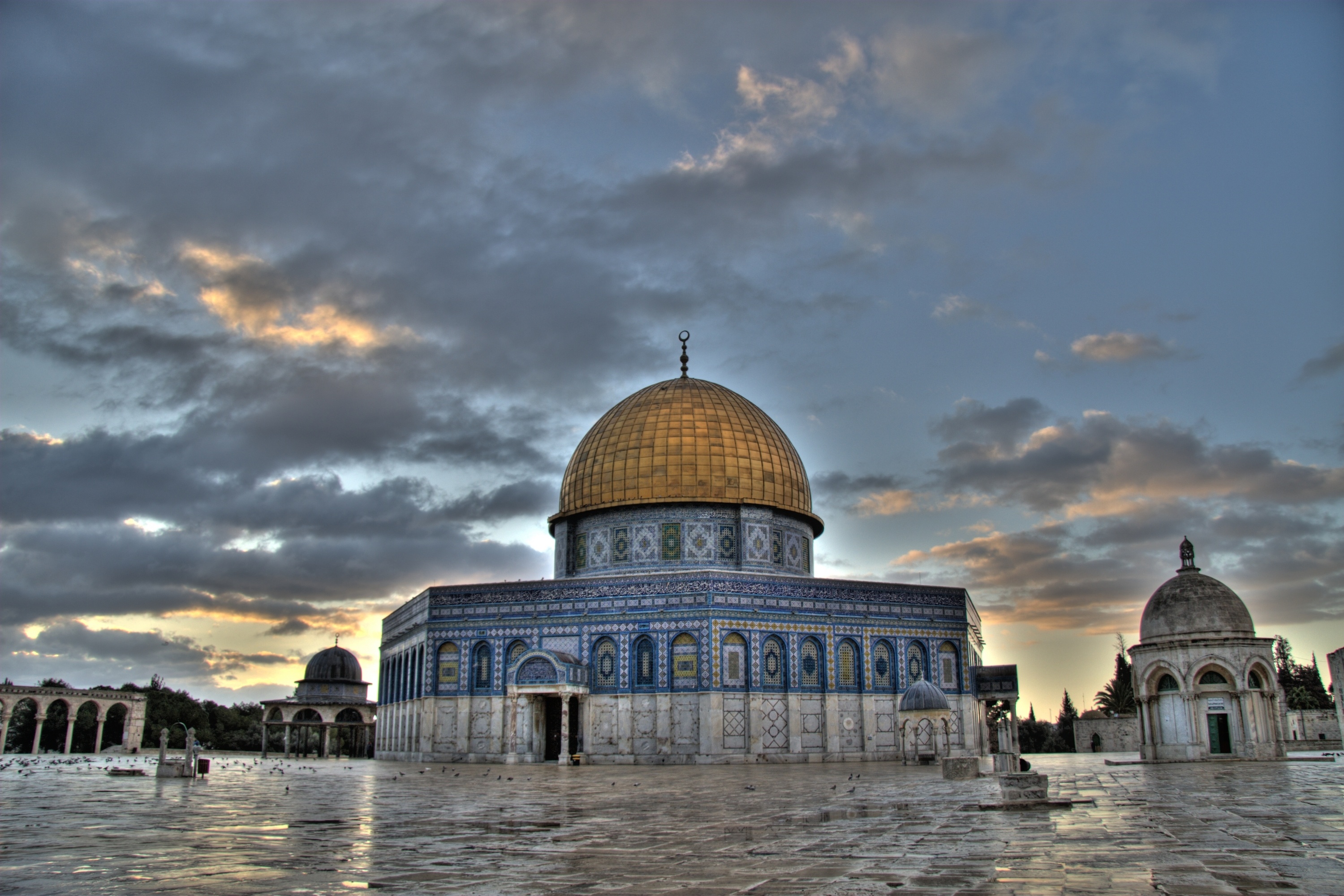 Jerusalem: The world's oldest surviving work of Islamic architecture. 3000x2000 HD Background.