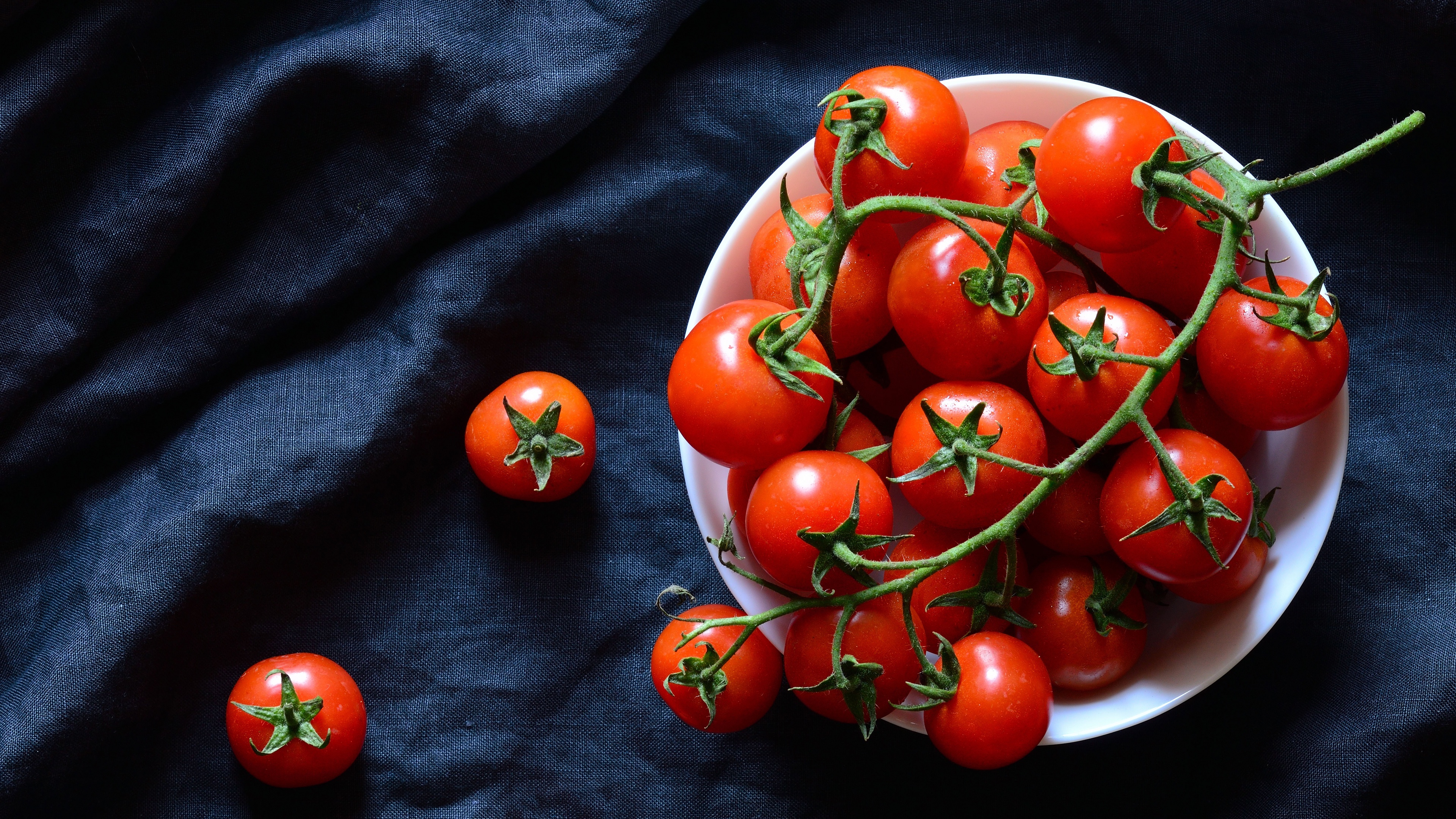 High-resolution tomato, Vibrant colors, Close-up imagery, Detailed photography, 3840x2160 4K Desktop