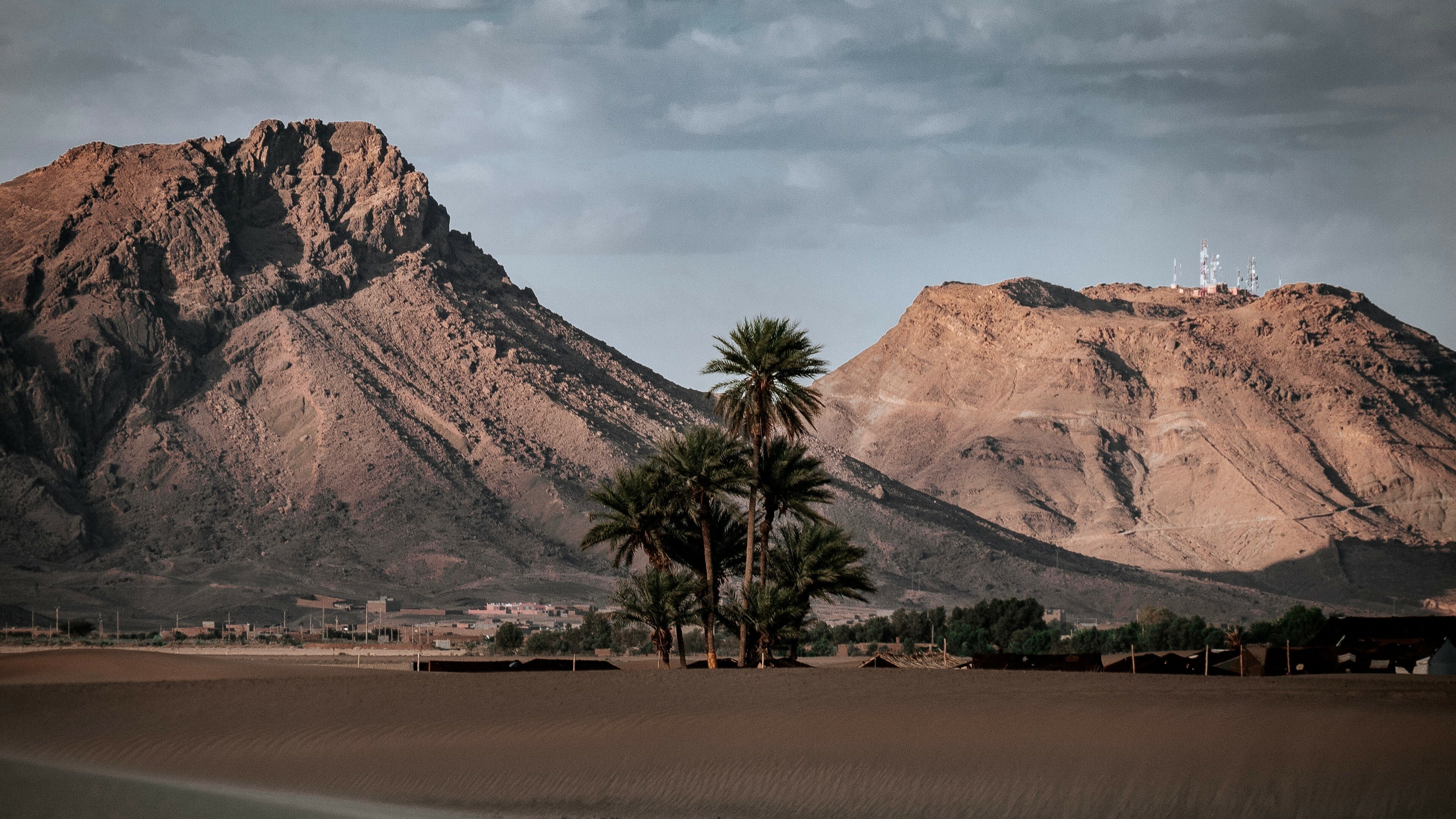 Desert: Oasis, Palm Trees, Highland, Ecoregion. 3840x2160 4K Wallpaper.
