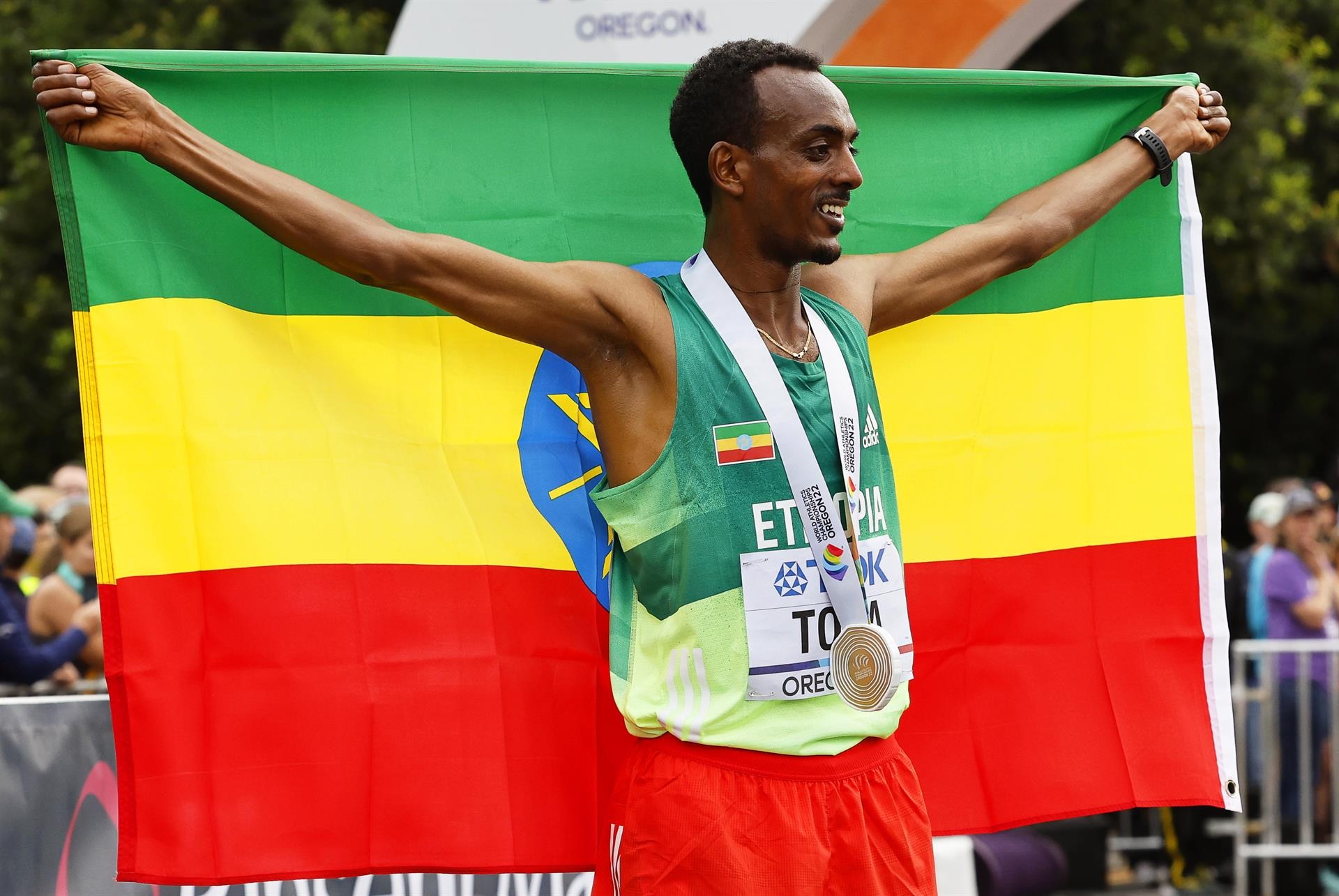 Tamirat Tola, Ethiopian marathoner, Marathon world championships, Hola news, 1920x1290 HD Desktop