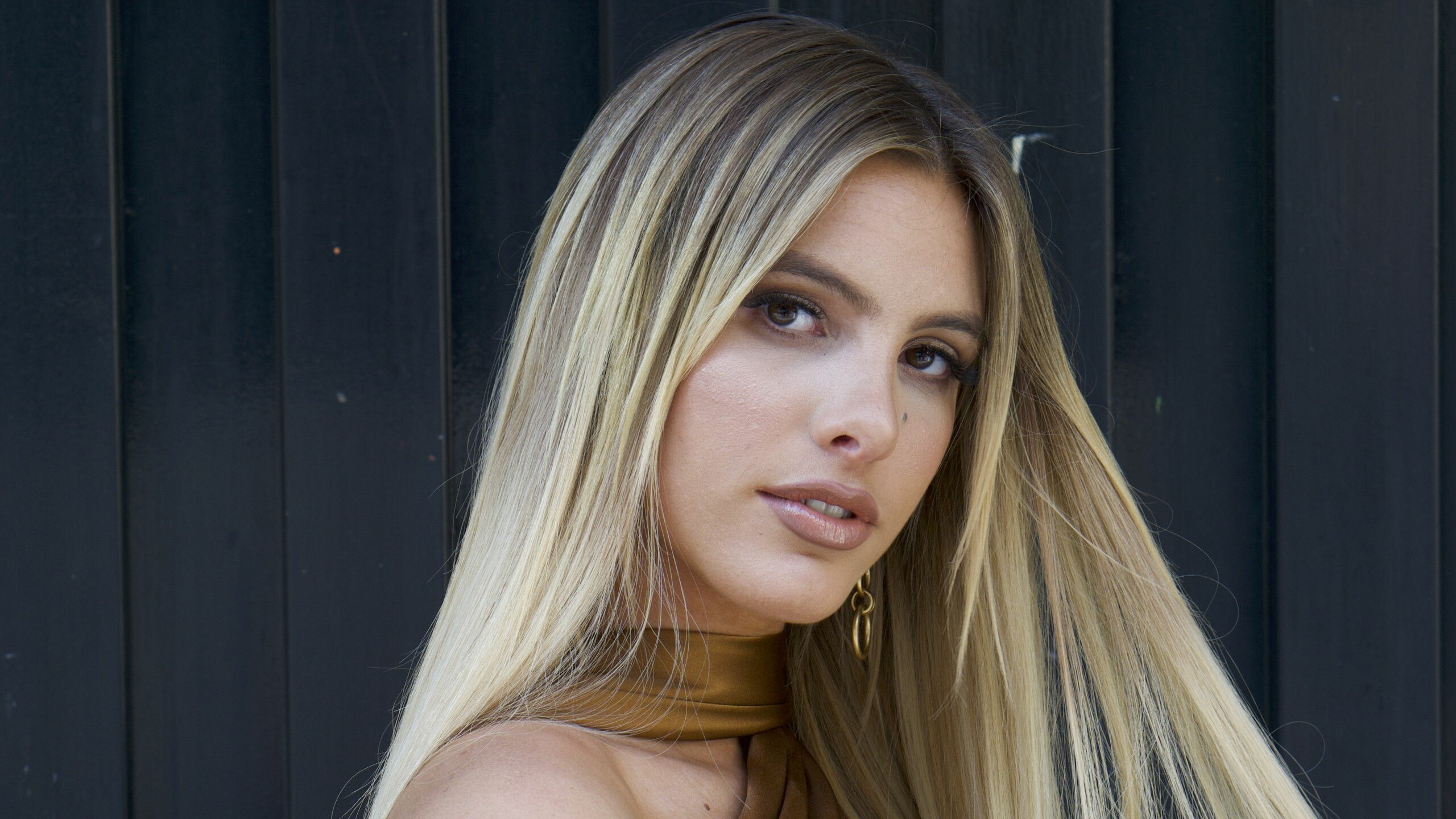 Lele Pons: Launched a jewelry collection called UNO Magnetic in 2015. 2560x1440 HD Wallpaper.