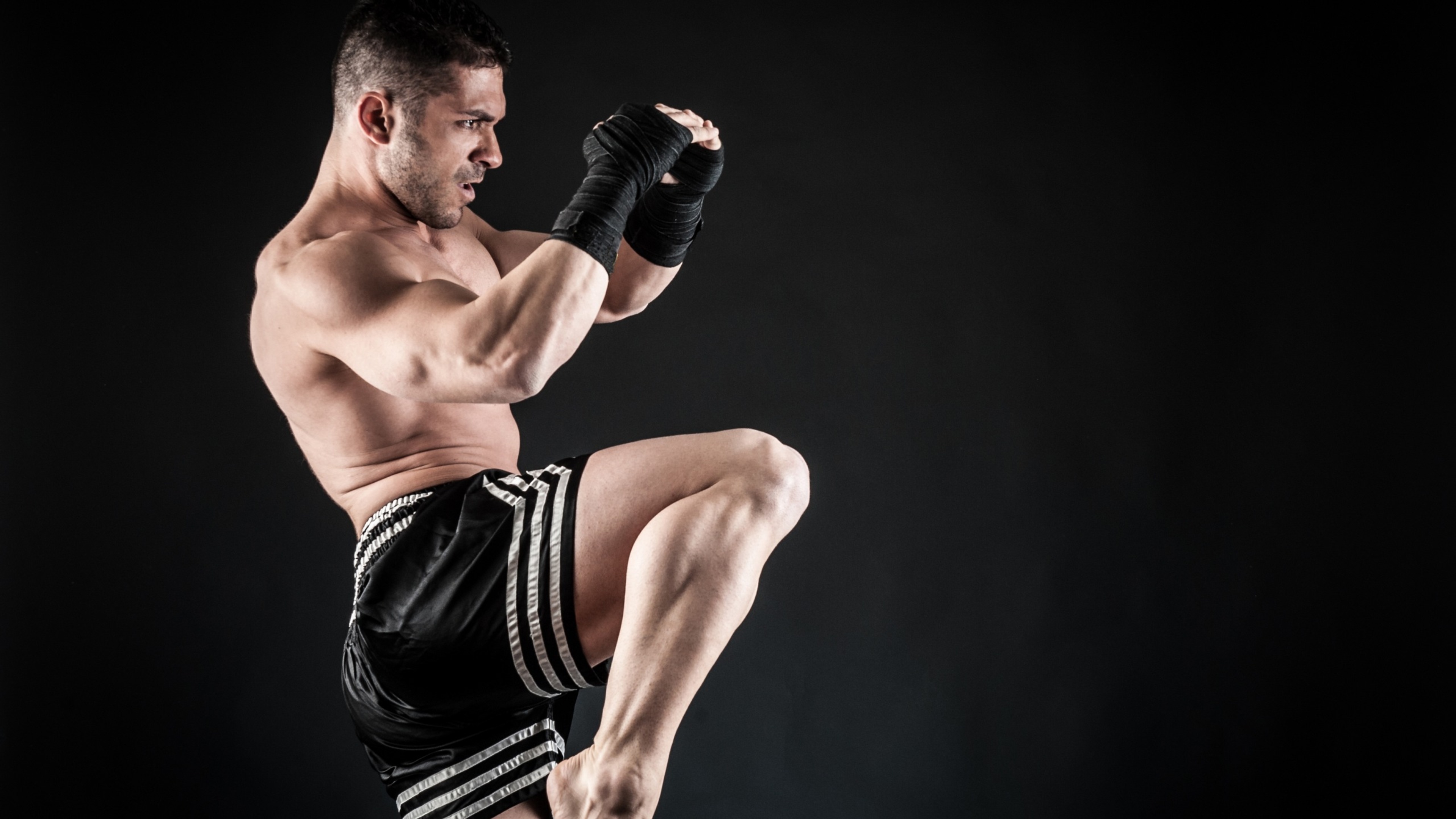 Kickboxen, Boxen und Tritte, Hochintensives Training, Kampftaktiken, 3840x2160 4K Desktop