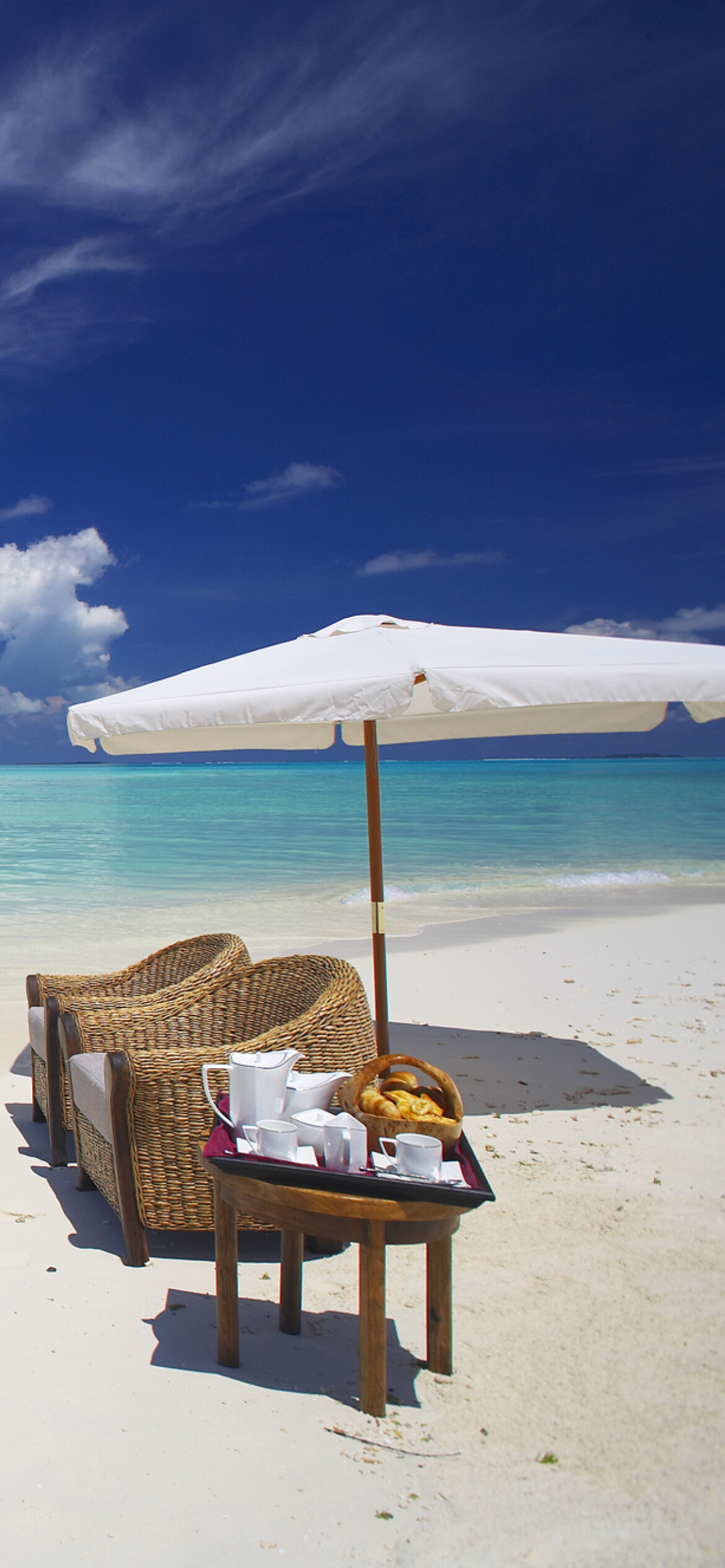 Maldives: An archipelago of 1,192 coral islands, Luxury all-inclusive resort. 1170x2540 HD Background.