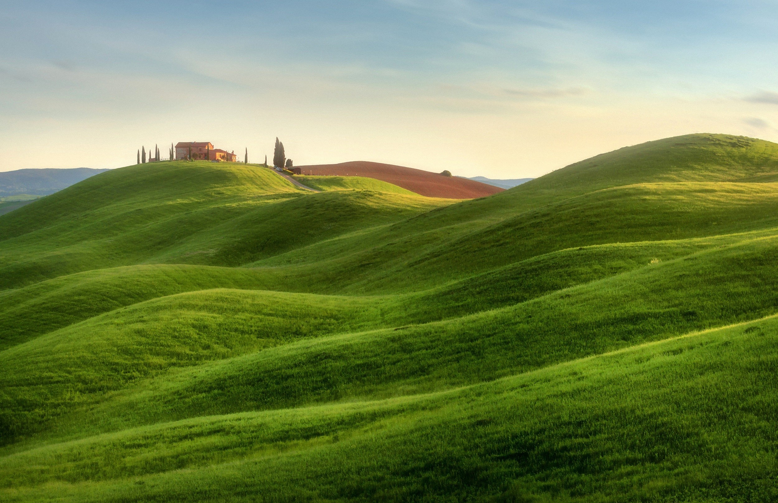 Green Hills: Tuscany region in central Italy, Italian-style country houses surrounded by green fields. 2500x1620 HD Wallpaper.