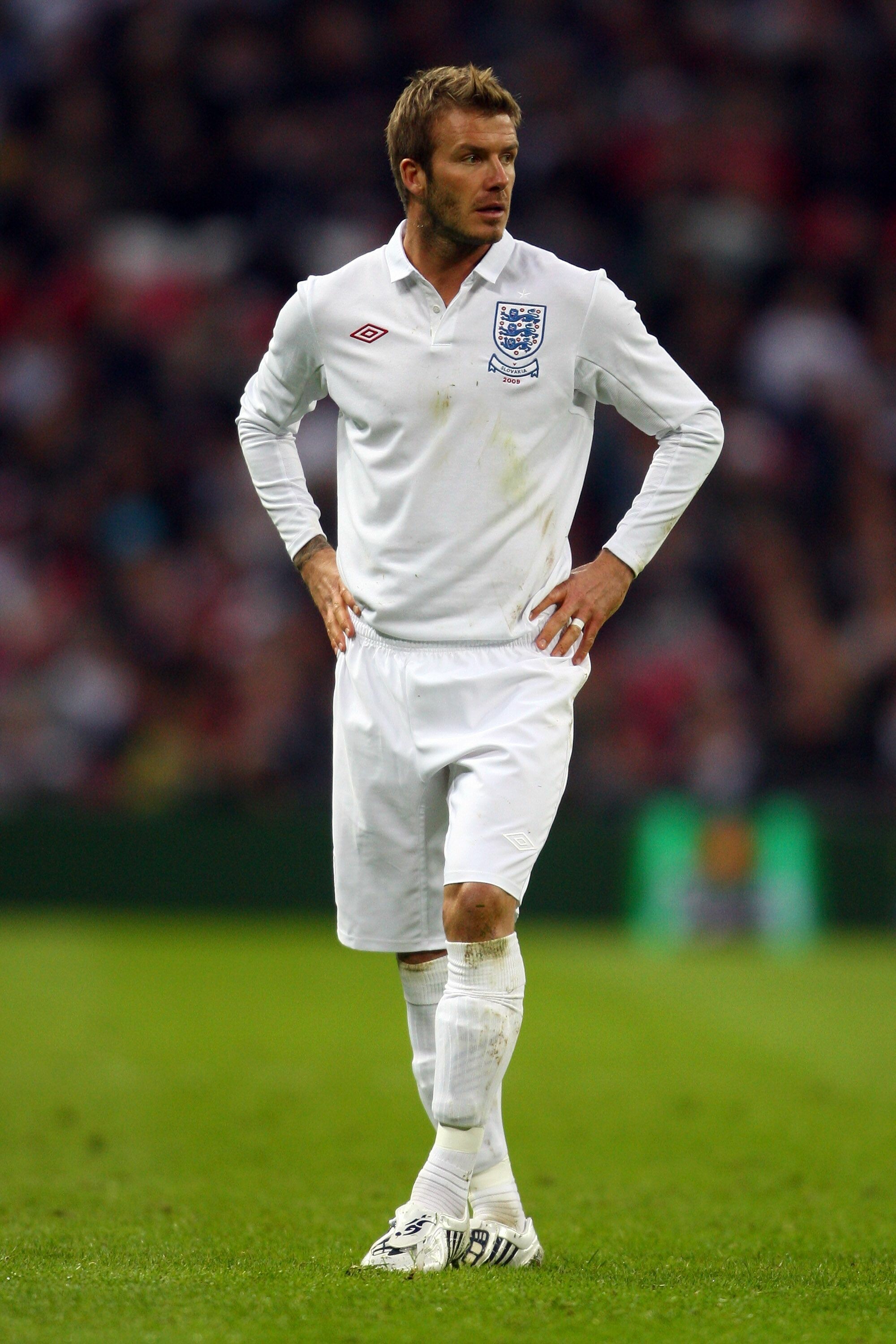 David Beckham: Played four seasons with Real Madrid, winning the La Liga championship in 2007. 2000x3000 HD Background.