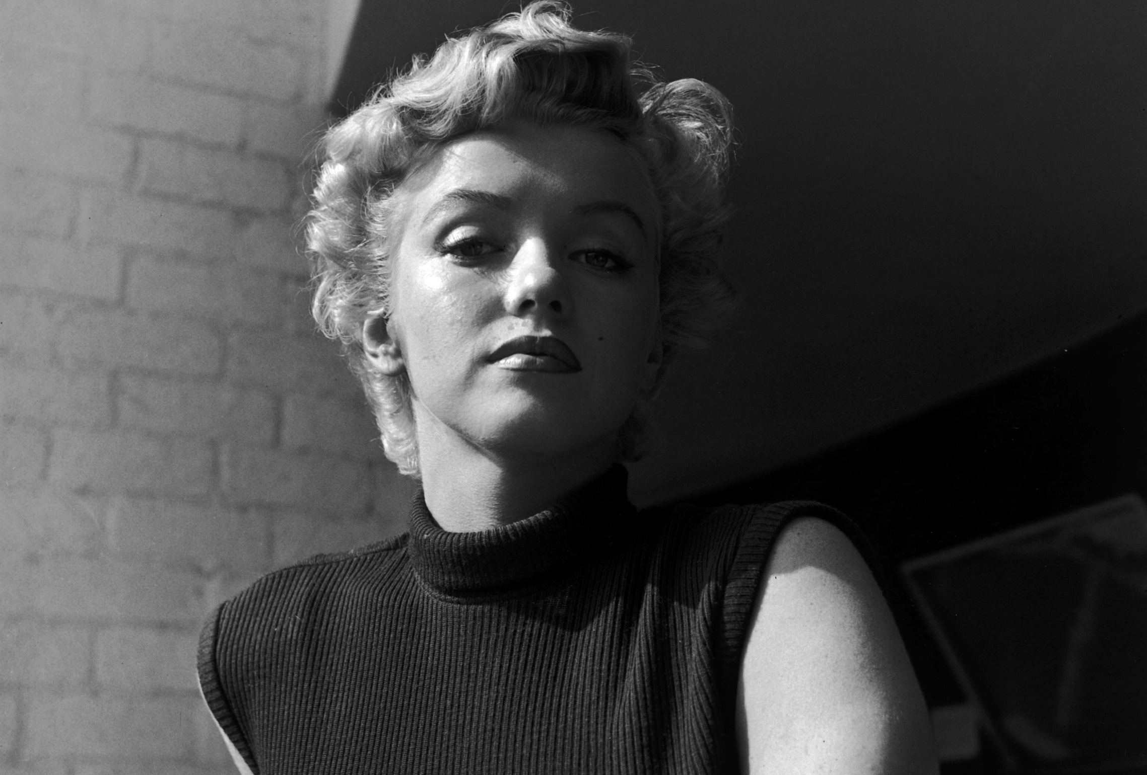 Marilyn Monroe, Captivating charm, High-definition allure, Timeless beauty, 2280x1540 HD Desktop