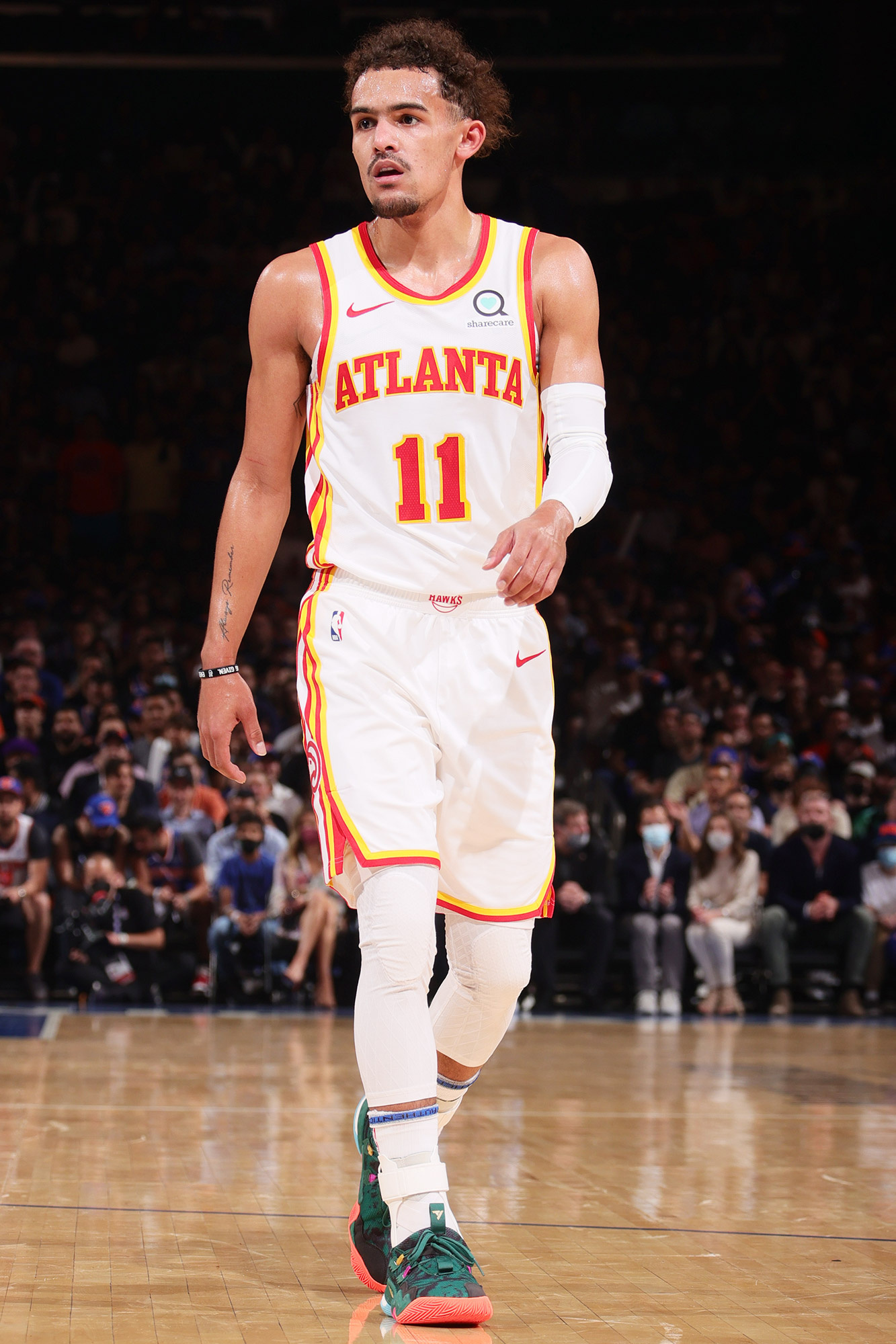 Trae Young, Disruptive fan, Knicks ban, Player's safety, 1340x2000 HD Handy