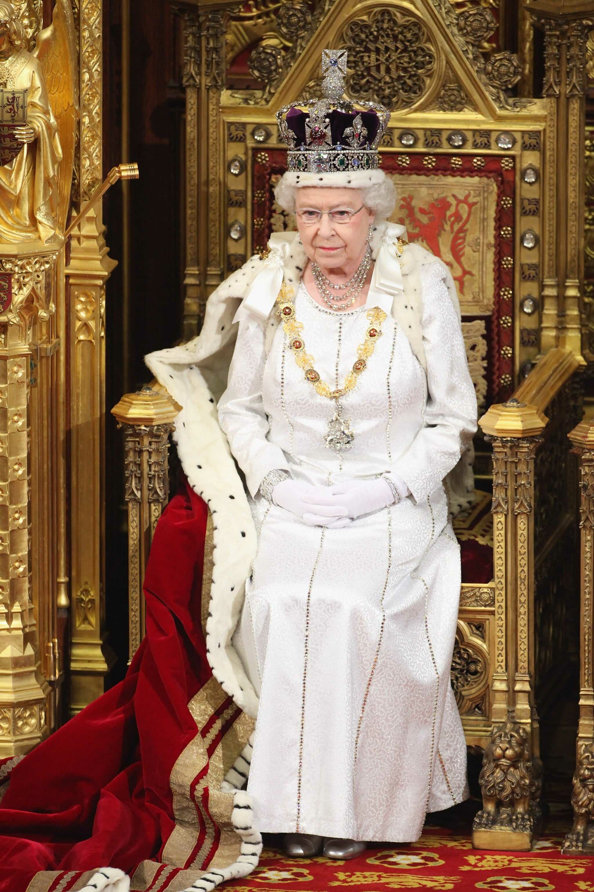 Elizabeth II (Celebs), 4K Queen Elizabeth wallpaper, Stunning background, Royal beauty, 2050x3080 HD Phone