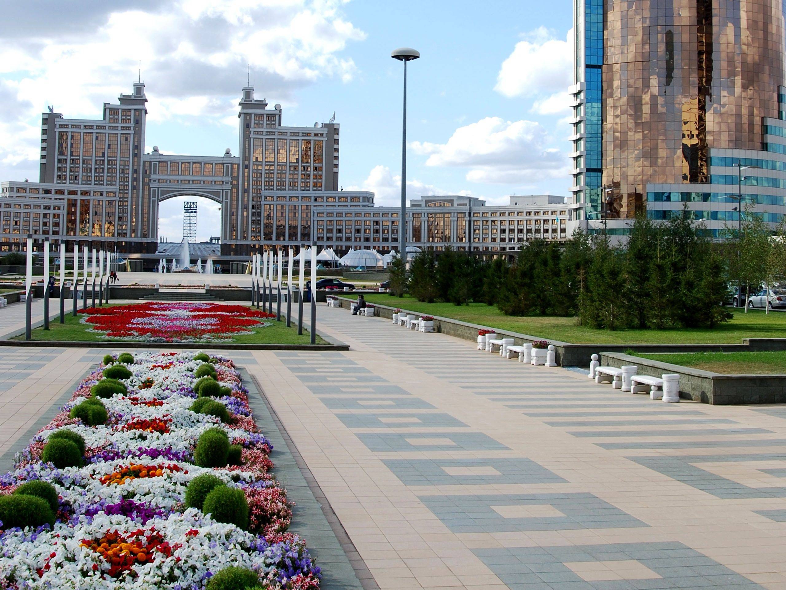 Walking in Astana Esil, 2560x1920 HD Desktop