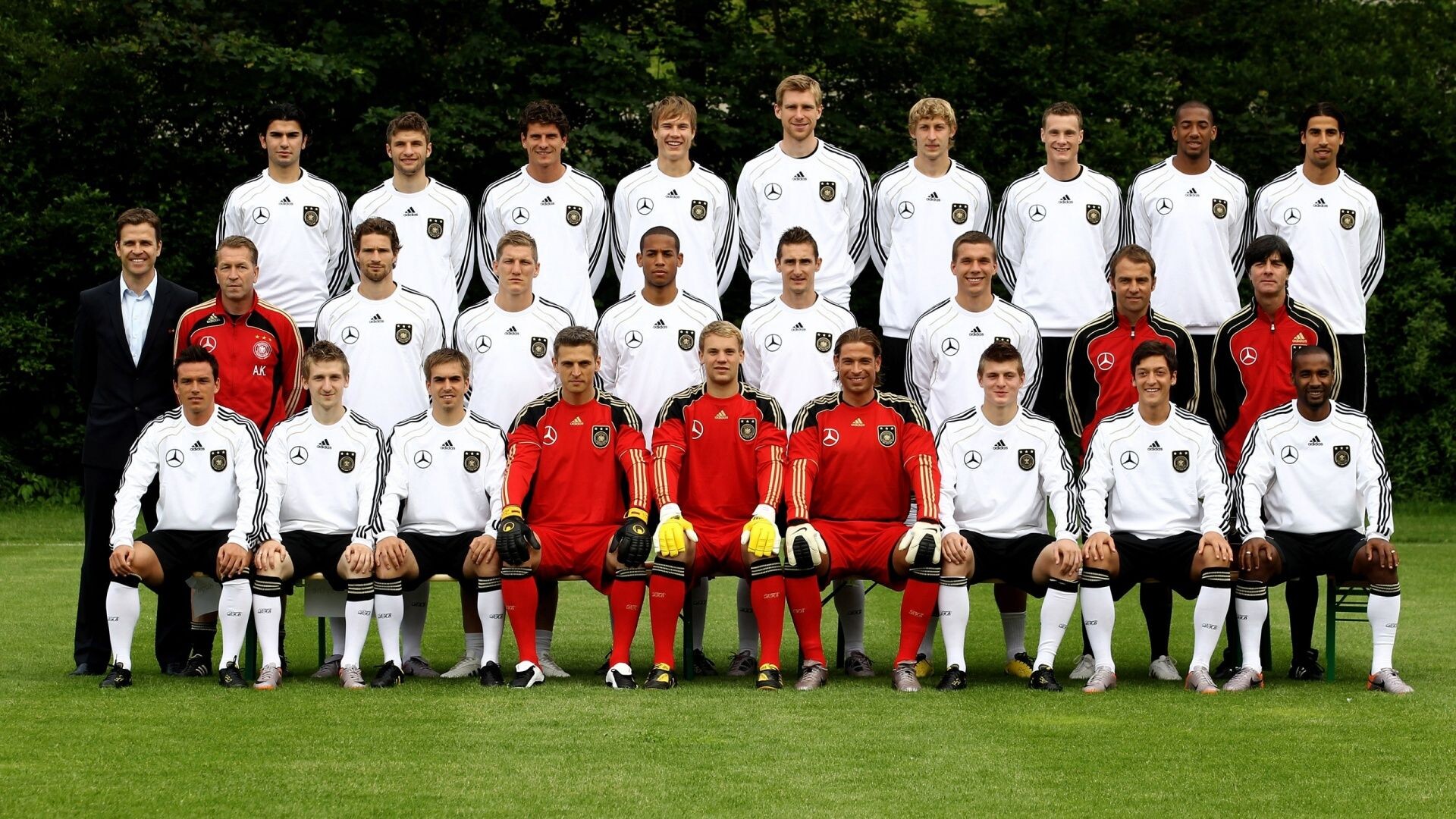 Germany National Football Team: Sami Khedira, Thomas Muller, Joachim Low, Miroslav Klose, Bastian Schweinsteiger, Philipp Lahm, Manuel Neuer. 1920x1080 Full HD Wallpaper.