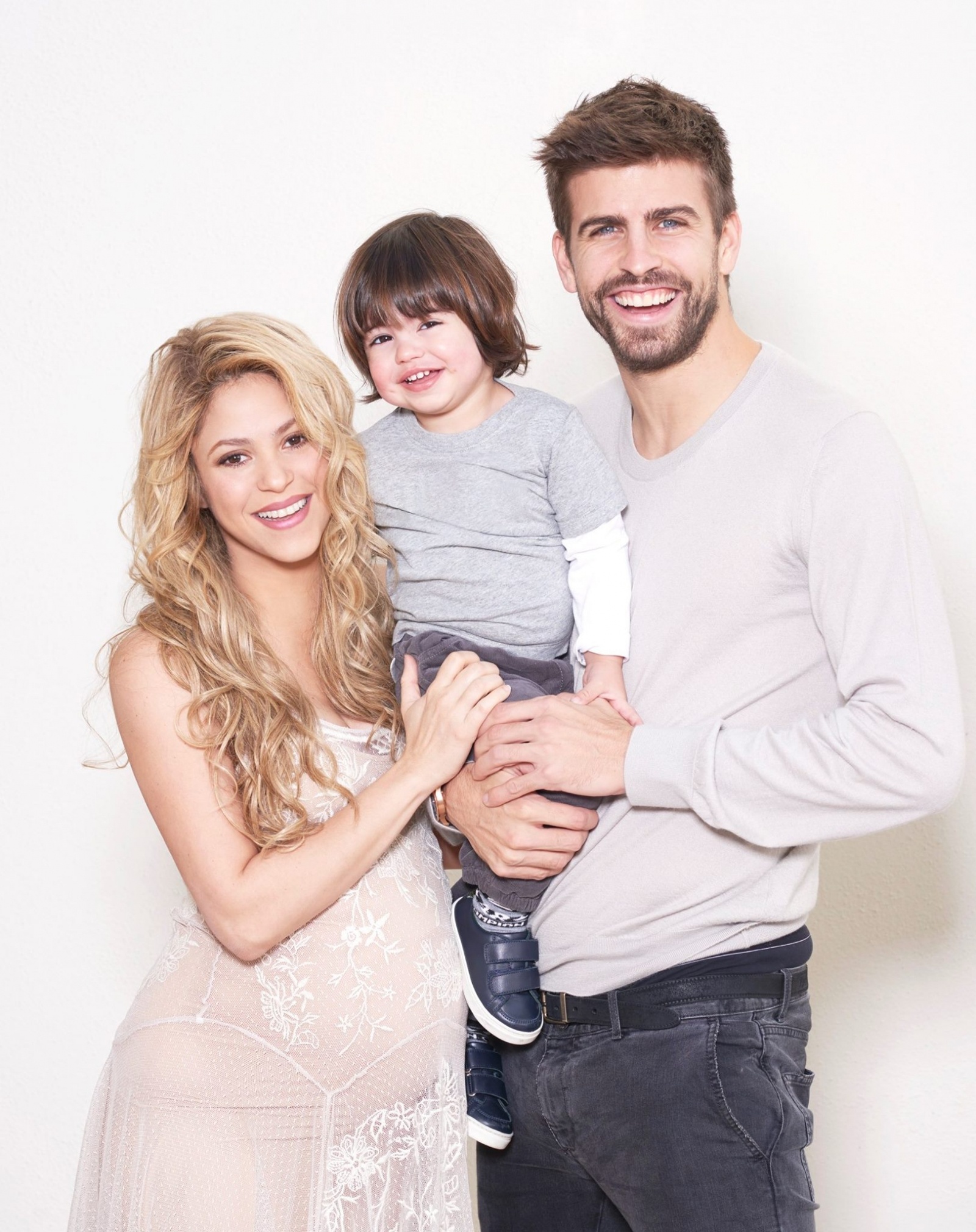 Shakira and Gerard Pique, Ditto pictures, Son Sasha, Gerard Piquecopy, 1600x2020 HD Phone