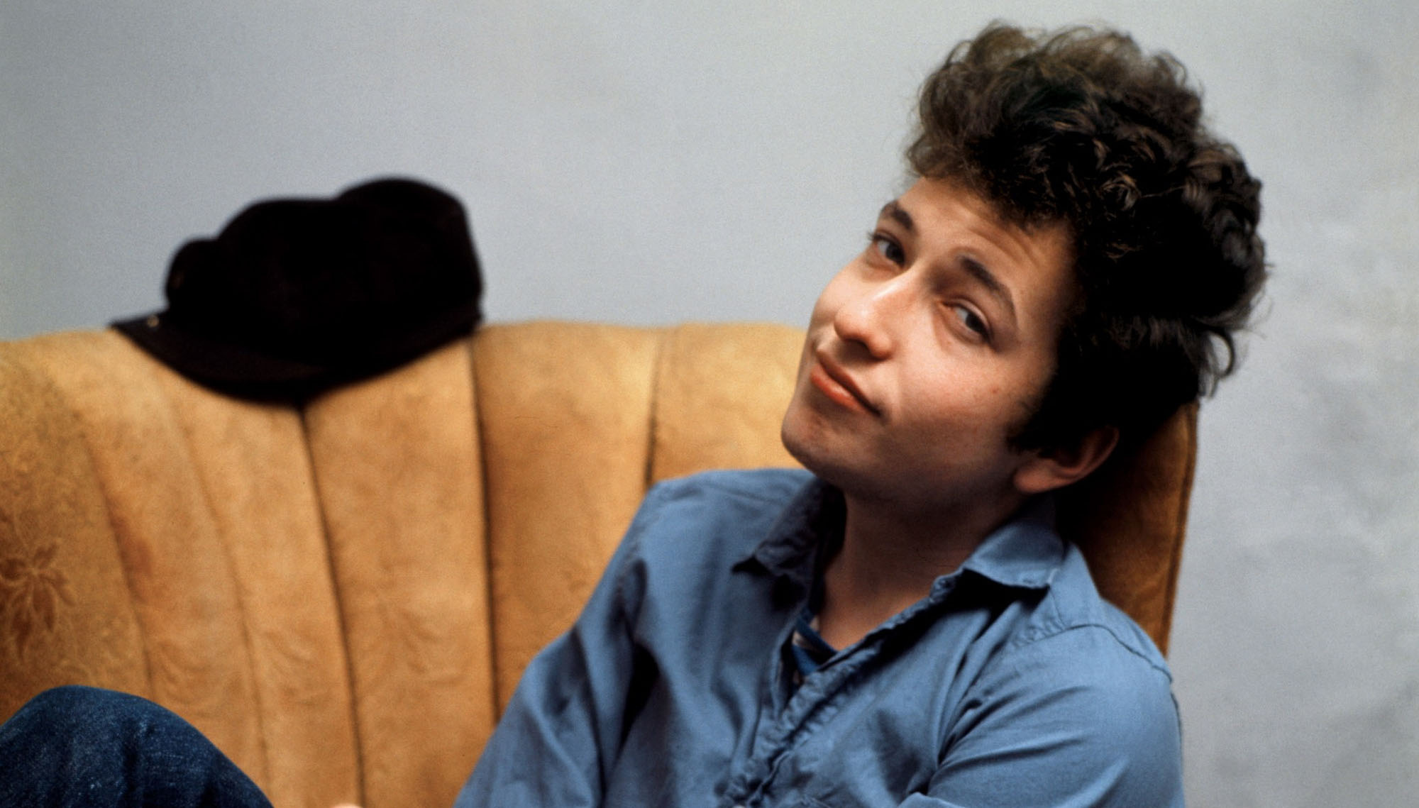 Bob Dylan: American musical icon of folk and rock music and the voice of his generation. 2000x1140 HD Background.