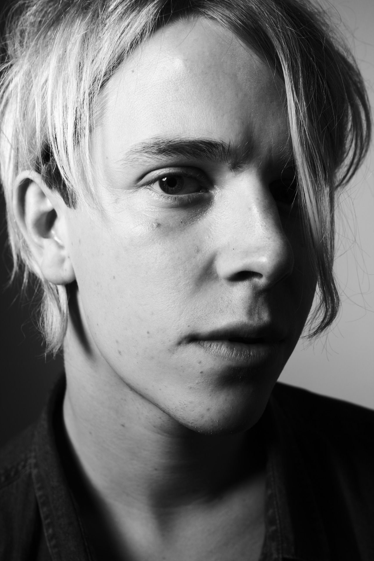 Tom Odell's story, Overcoming anxiety, Personal journey, Music therapy, 1280x1920 HD Handy