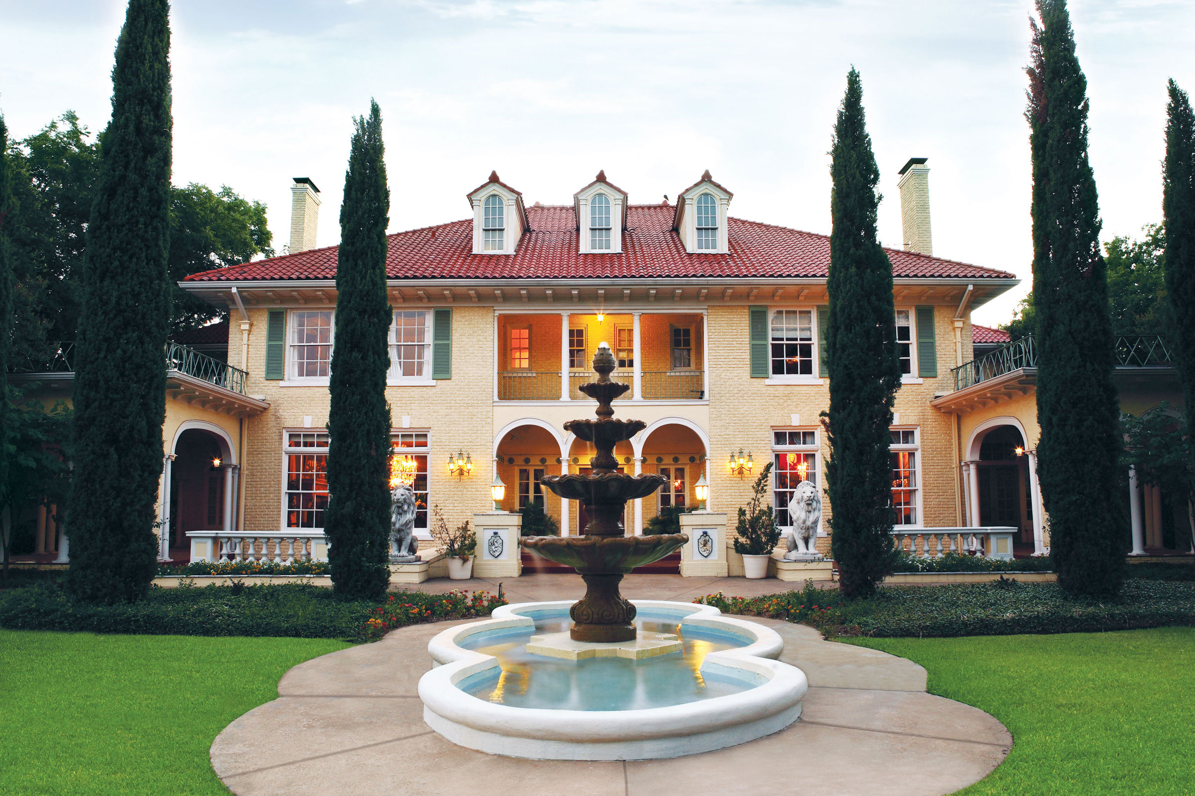 Mansion: The Kessler Mansion in Dallas, Backyard fountain, Exclusive garden, Yard statues. 2400x1600 HD Wallpaper.
