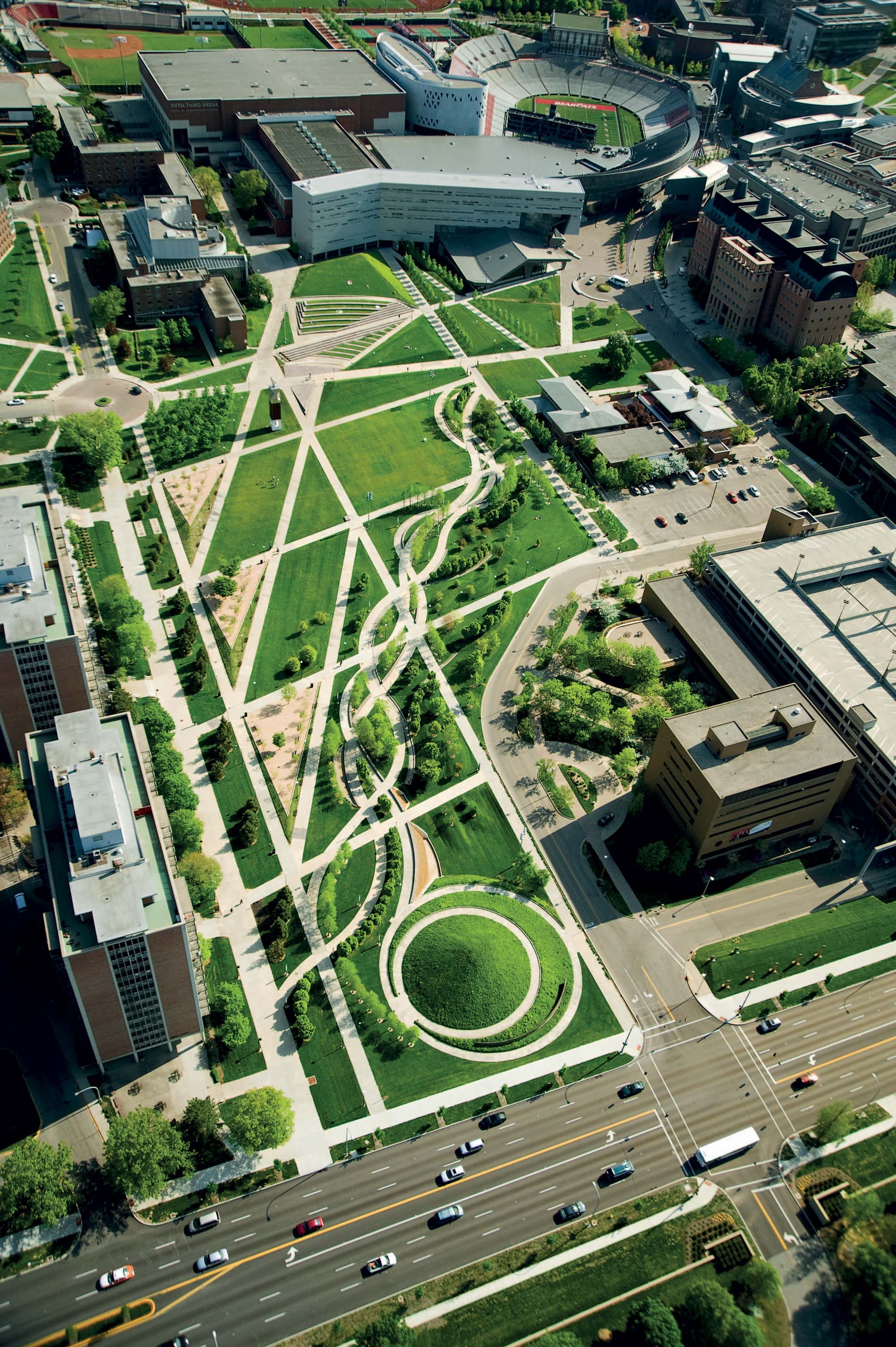 Cincinnati, Ohio travels, University of Cincinnati, Campus green, 2000x3010 HD Handy