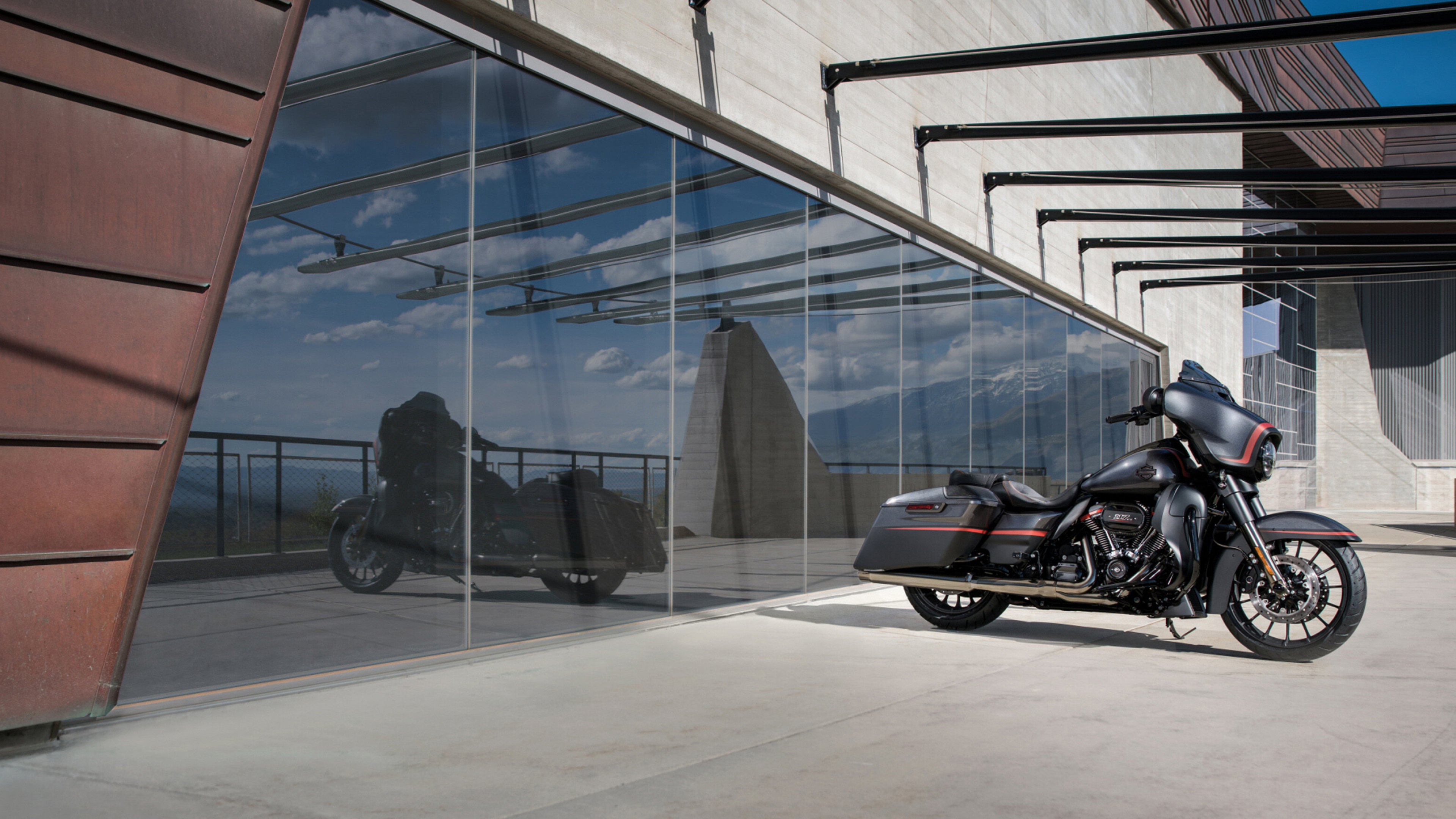 Harley-Davidson Glide: H-D CVO Street Glide, A top speed of 200 kmph. 3840x2160 4K Background.
