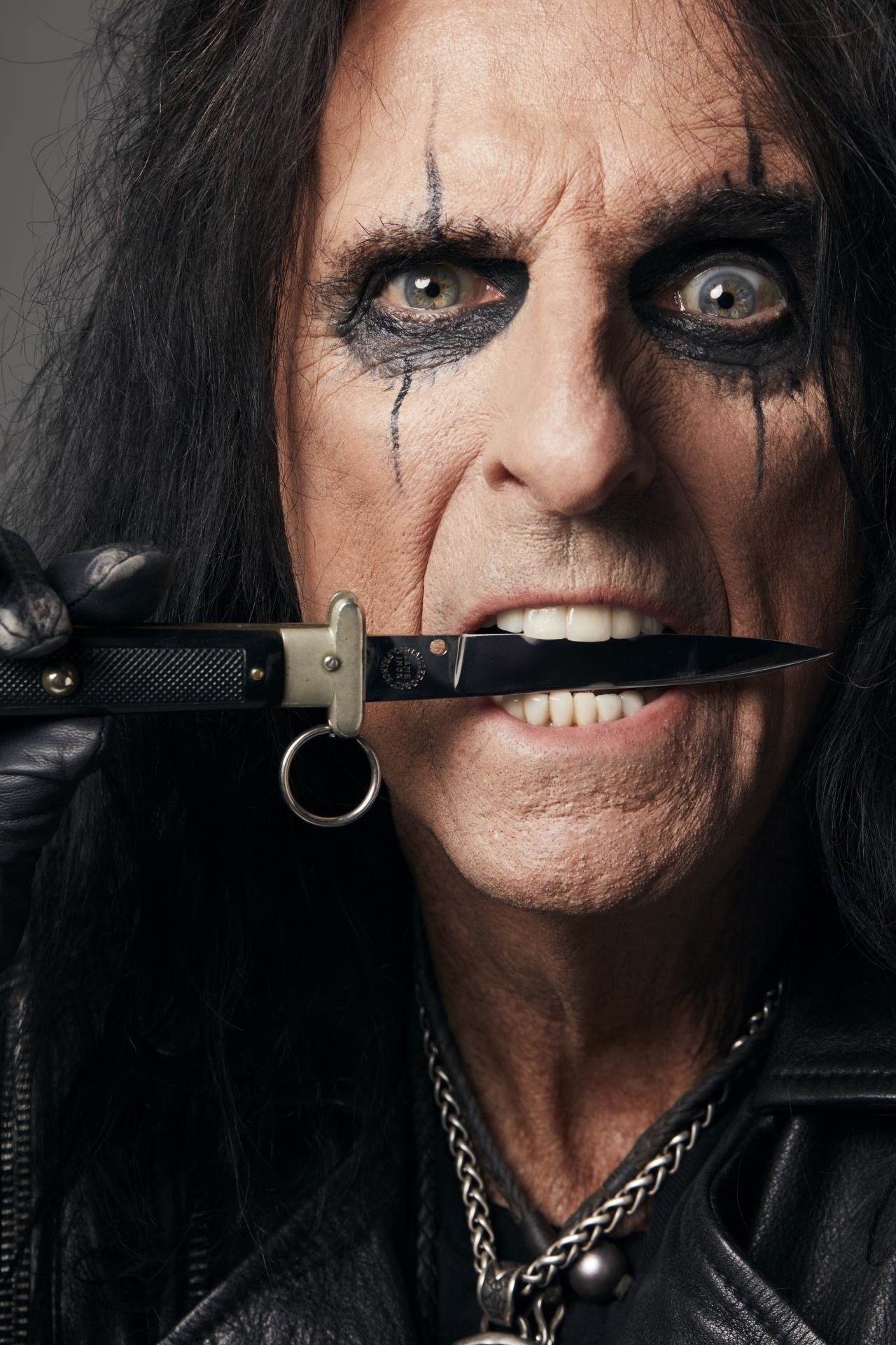 Alice Cooper, Alice au pays des decibels, French music magazine feature, Timeless rock music, 1280x1920 HD Handy