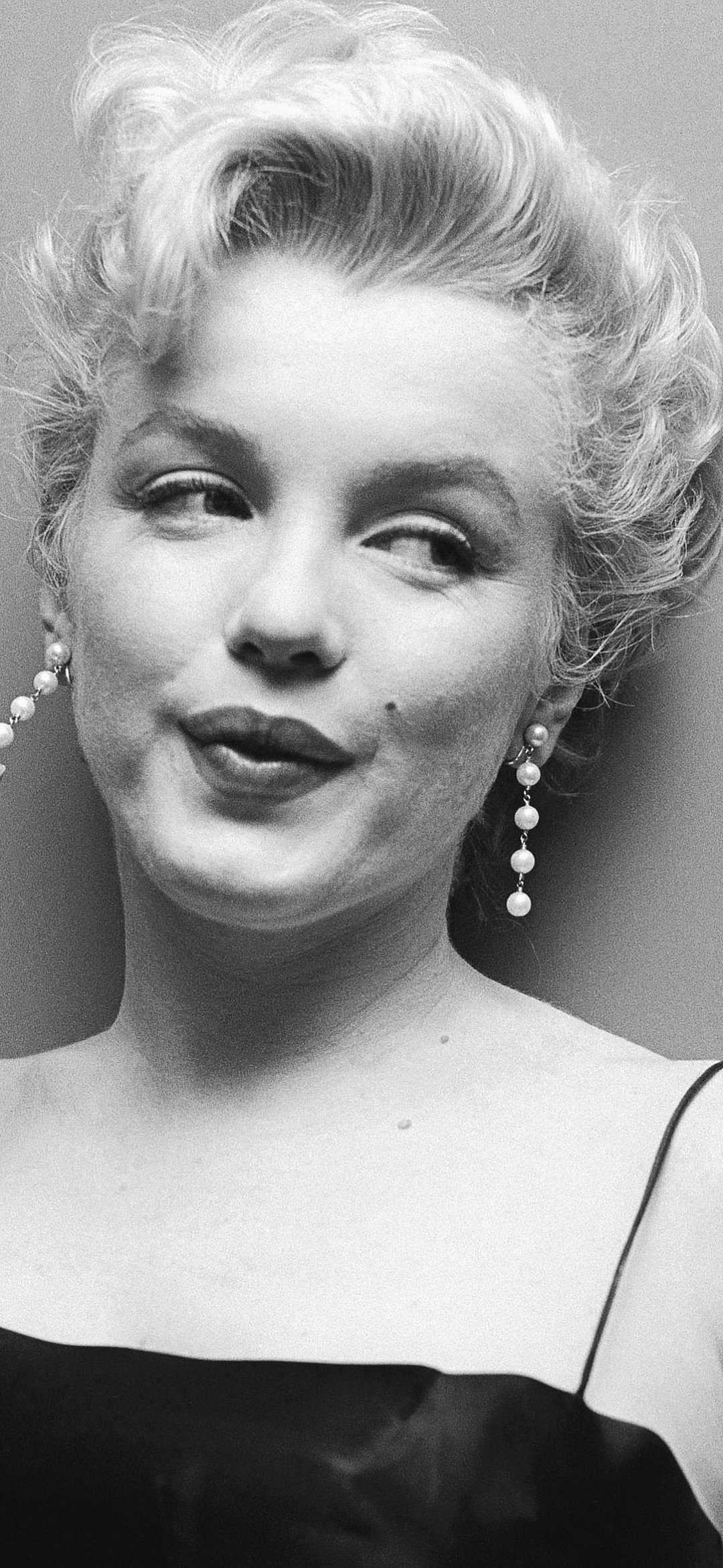 Marilyn Monroe, Celebrity icon, Timeless beauty, Classic Hollywood, 1080x2340 HD Phone