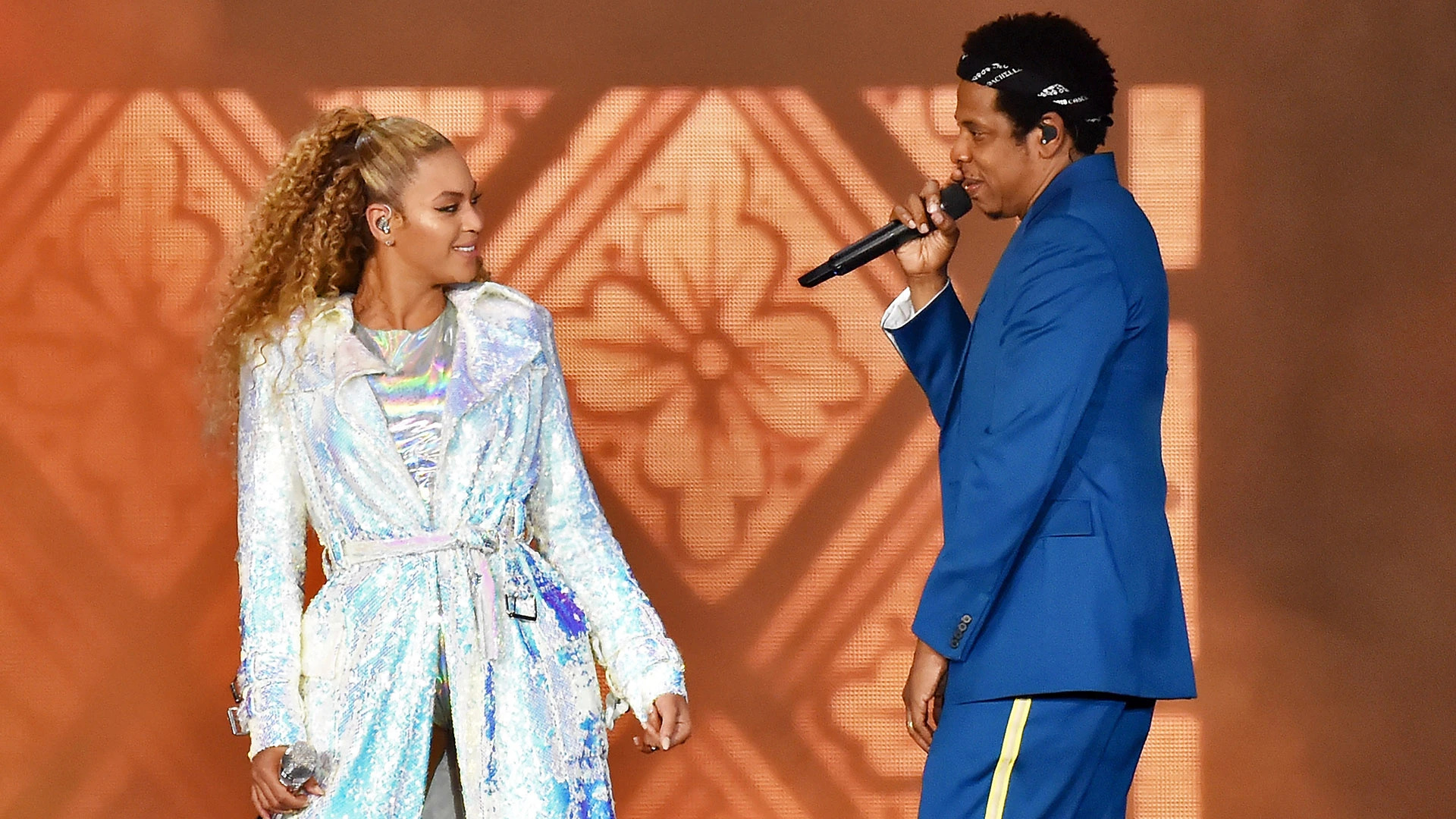 Beyonce's reaction, Jay-Z scaring her, Mid song surprise, Stylecaster, 1920x1080 Full HD Desktop