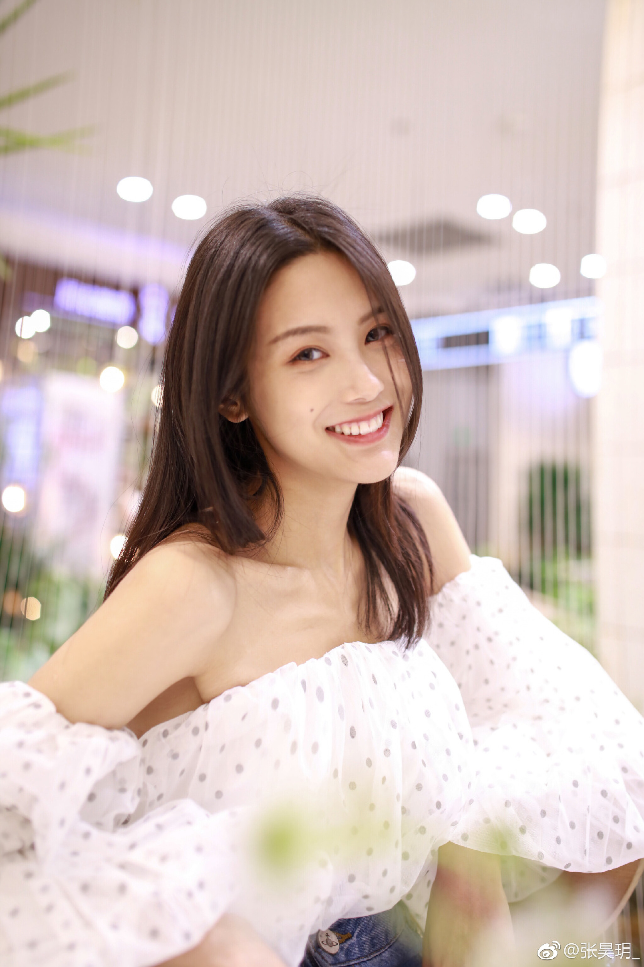 Yue Zhang, TV show actress, Breakout performances, Strong screen presence, 2050x3080 HD Phone