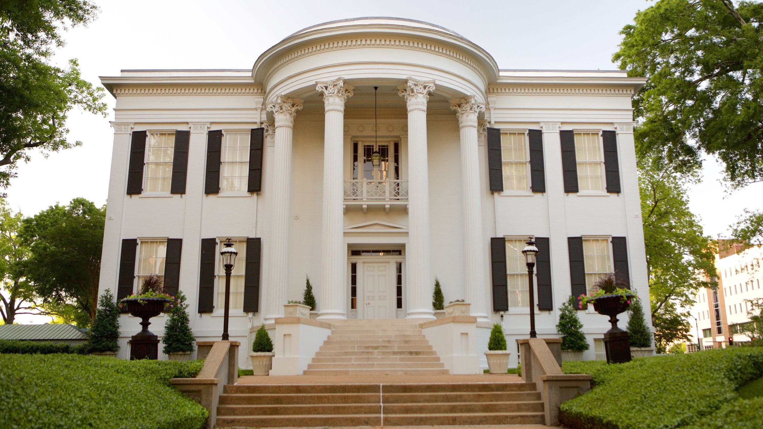 Jackson(Mississippi), Governors mansion, Vacation rentals and more, 2560x1440 HD Desktop