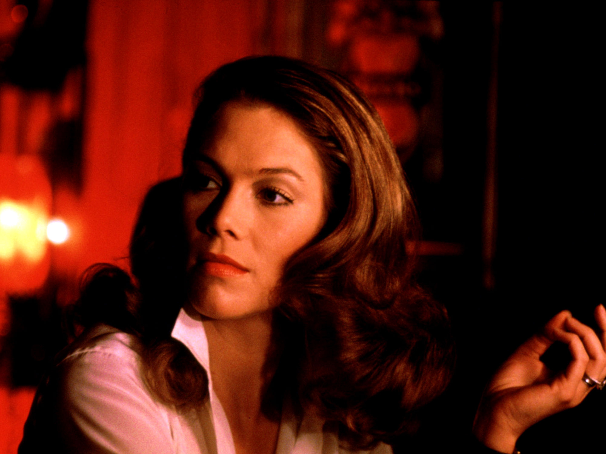 Kathleen Turner: Portrayed Matty Tyler Walker in a 1981 American neo-noir erotic thriller film, Body Heat. 2000x1500 HD Background.