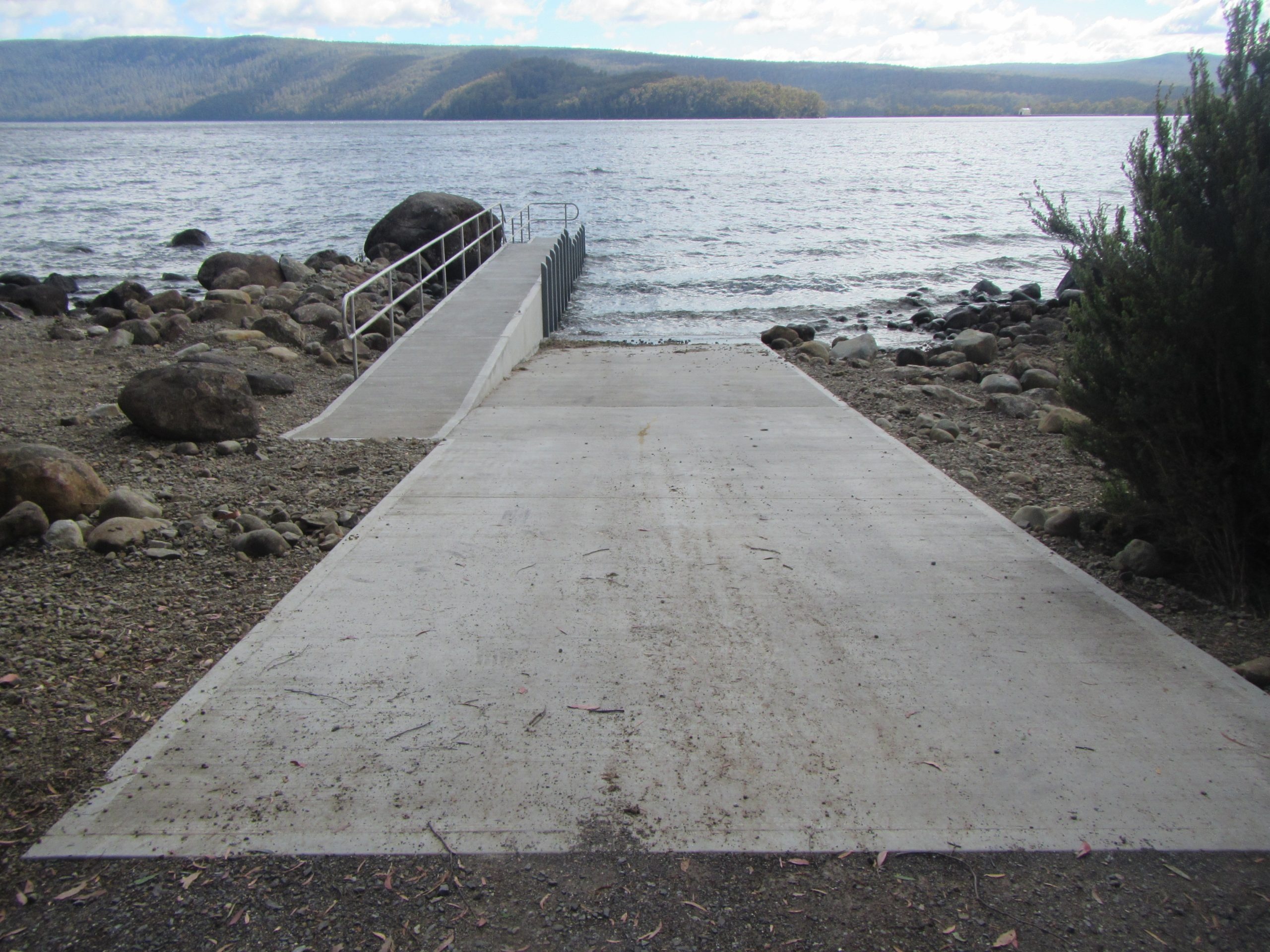 Lake Saint Clair, Boat ramp, Marine safety, Tasmania, 2560x1920 HD Desktop
