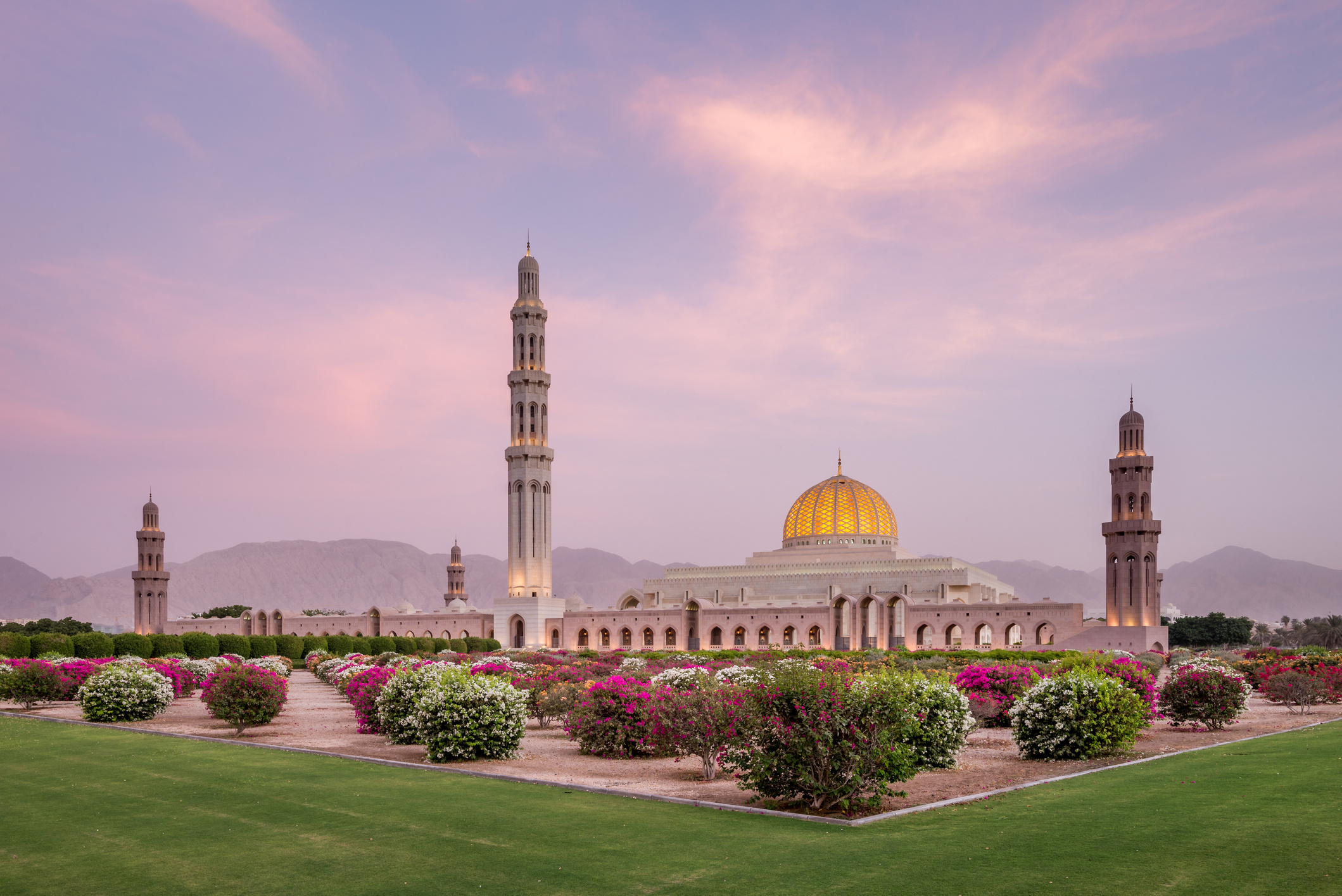 Muscat, Sultan Qaboos Grand Mosque, Fascinating facts, Iconic landmark, 2120x1420 HD Desktop